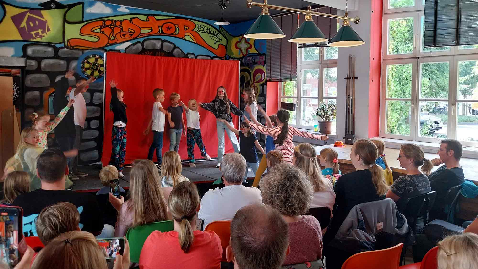 Monster und Helden im Jugendhaus Rietberg – jetzt anmelden für kostenlose Theaterwoche für Kinder, 18. bis 23. August 2025 Monster und Helden im Jugendhaus Rietberg – jetzt anmelden für kostenlose Theaterwoche für Kinder, 18. bis 23. August 2025