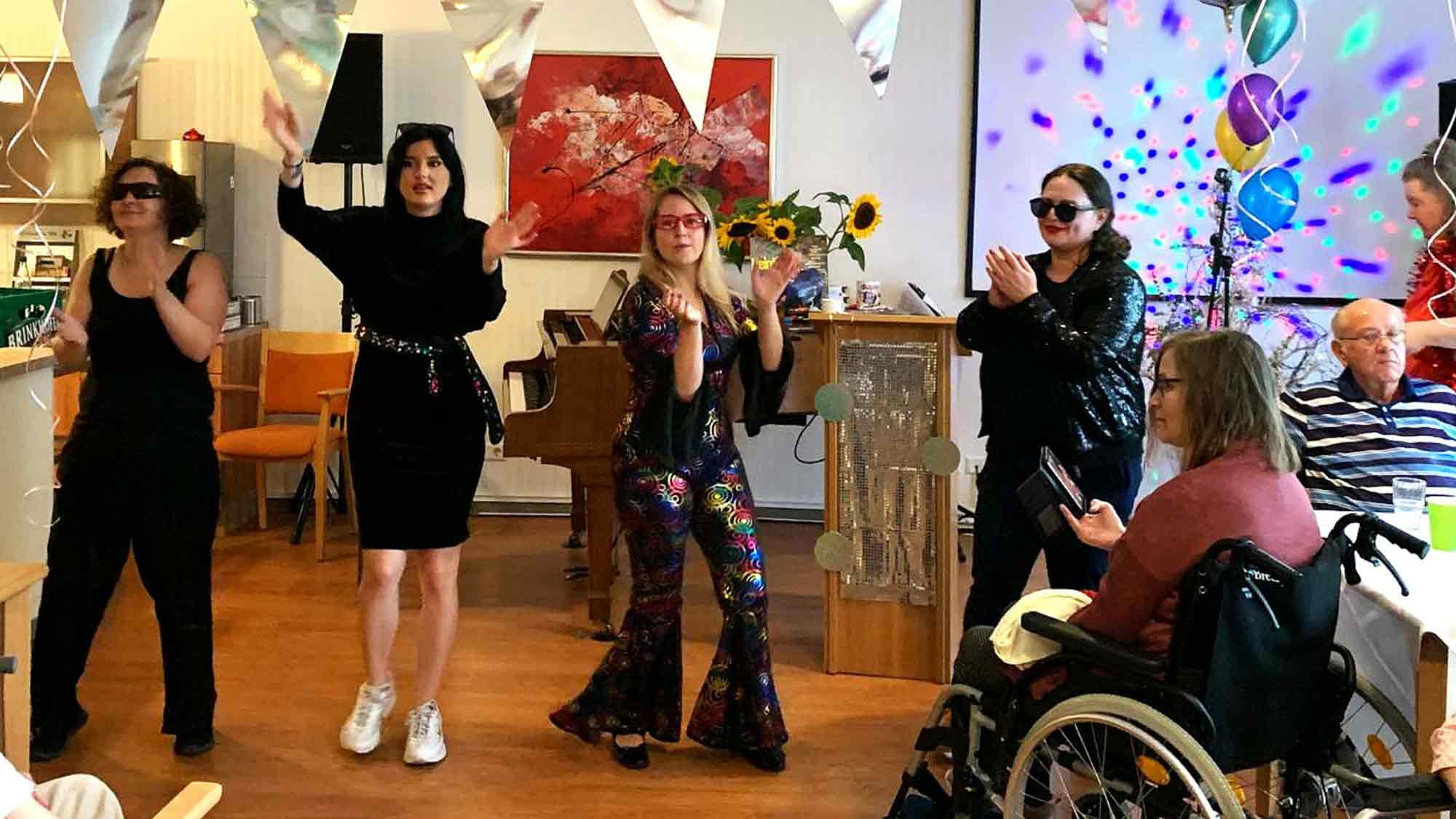 Eine schrille Hitparade mit ganz viel Glitzer – im Kursana Domizil Gütersloh hat eine Schlagerparty für ausgelassene Stimmung gesorgt Eine schrille Hitparade mit ganz viel Glitzer – im Kursana Domizil Gütersloh hat eine Schlagerparty für ausgelassene Stimmung gesorgt