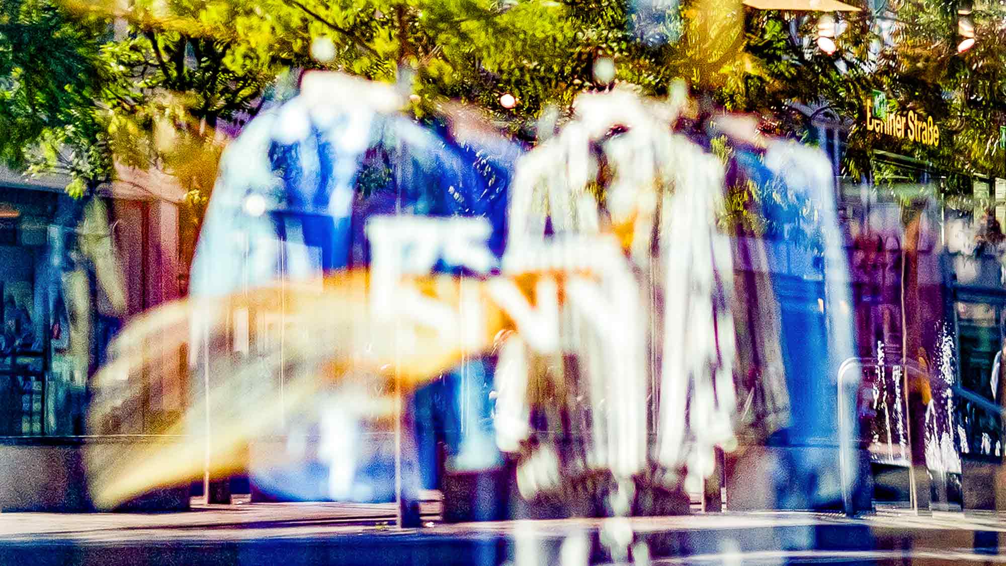Wasserband auf dem Berliner Platz (HVP) Gütersloh spiegelt sich im Karstadt Schaufenster