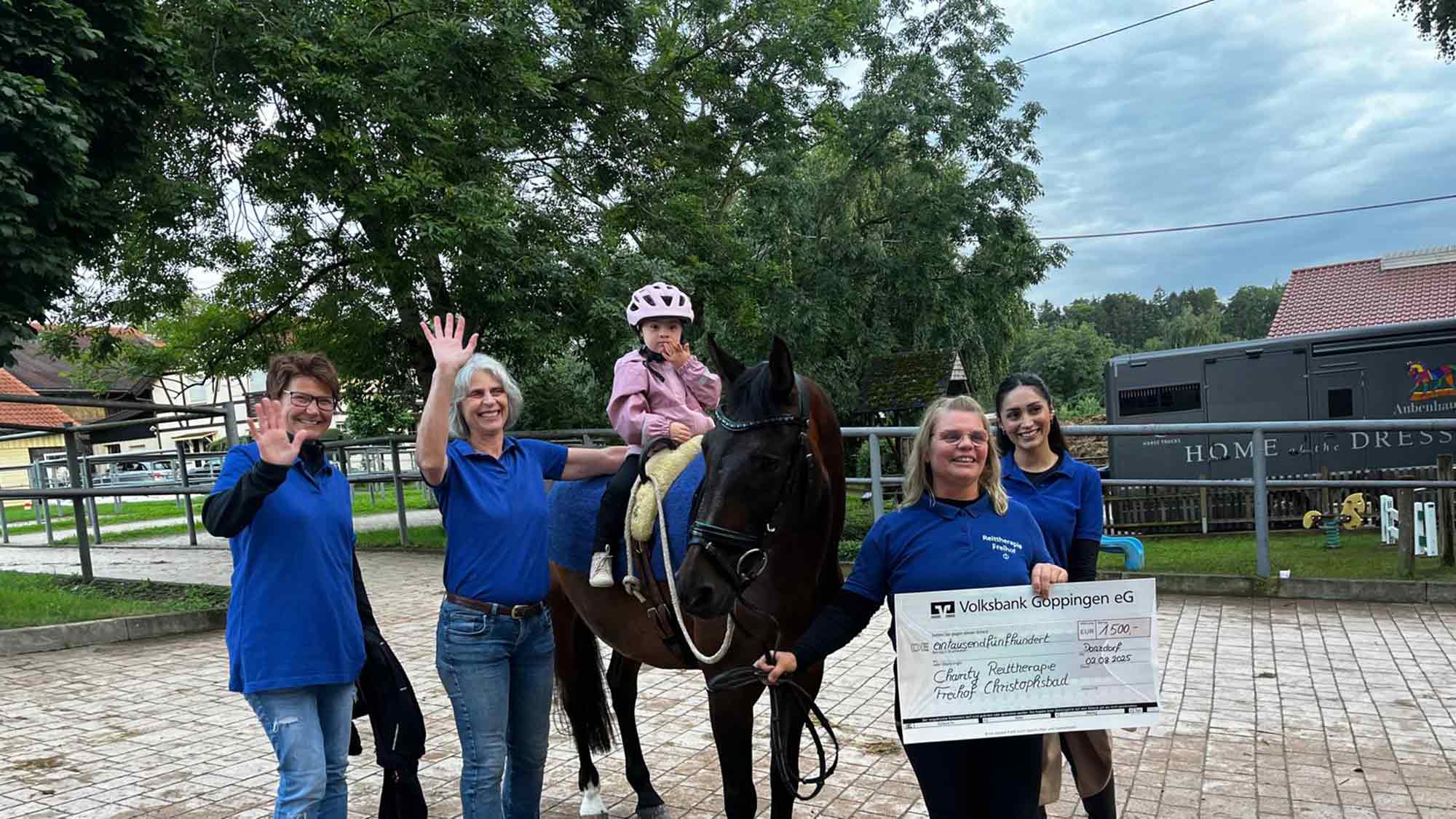 Dressurfestival auf dem Gestüt Birkhof in Donzdorf: Die Reittherapie des Christophsbads auf dem Freihof erhält eine großzügige Spende Dressurfestival auf dem Gestüt Birkhof in Donzdorf: Die Reittherapie des Christophsbads auf dem Freihof erhält eine großzügige Spende