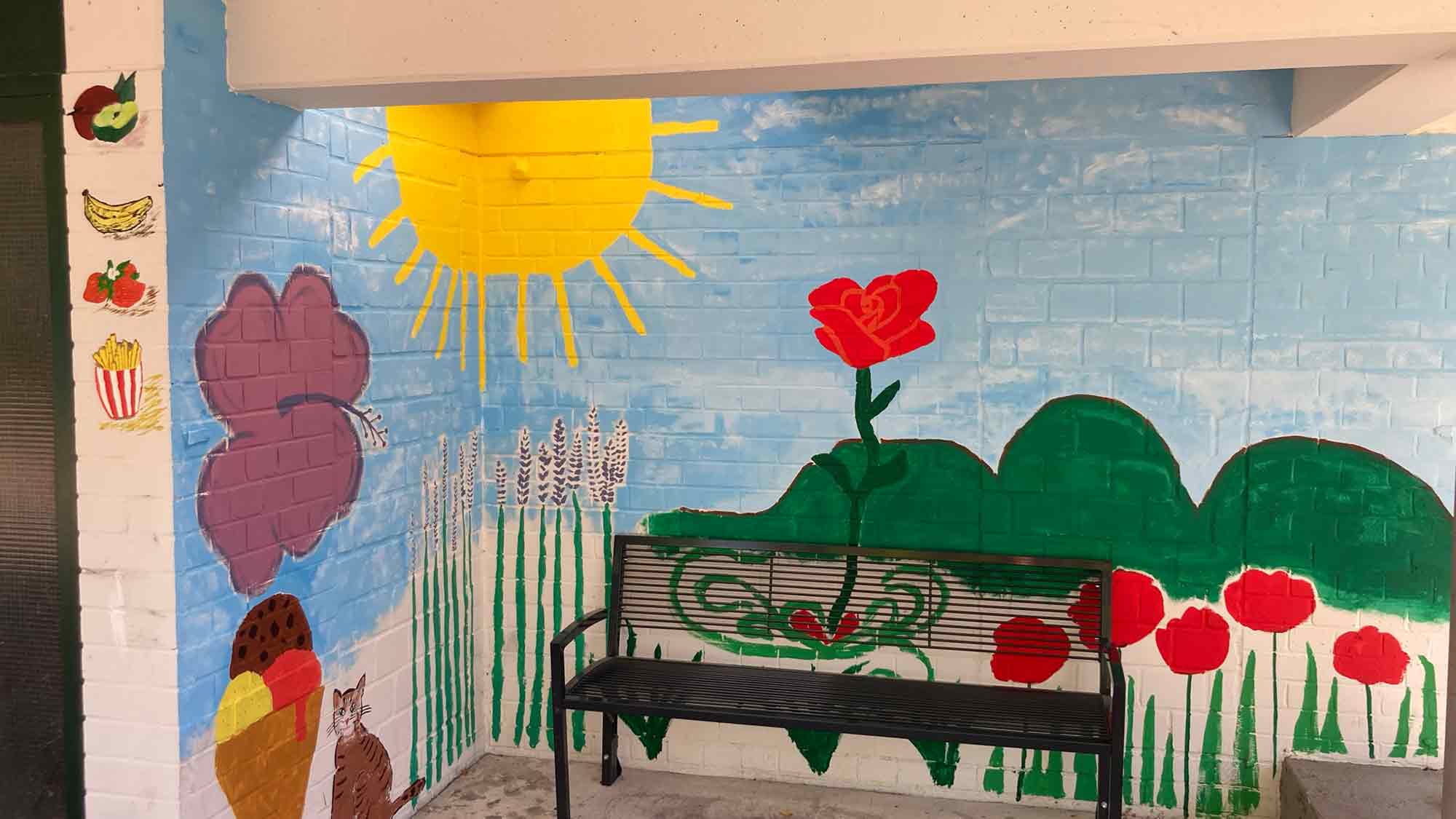 Kunst unter freiem Himmel: Patienten bringen die »Vier Jahreszeiten« an die Fassade ihres Pavillons Kunst unter freiem Himmel: Patienten bringen die »Vier Jahreszeiten« an die Fassade ihres Pavillons