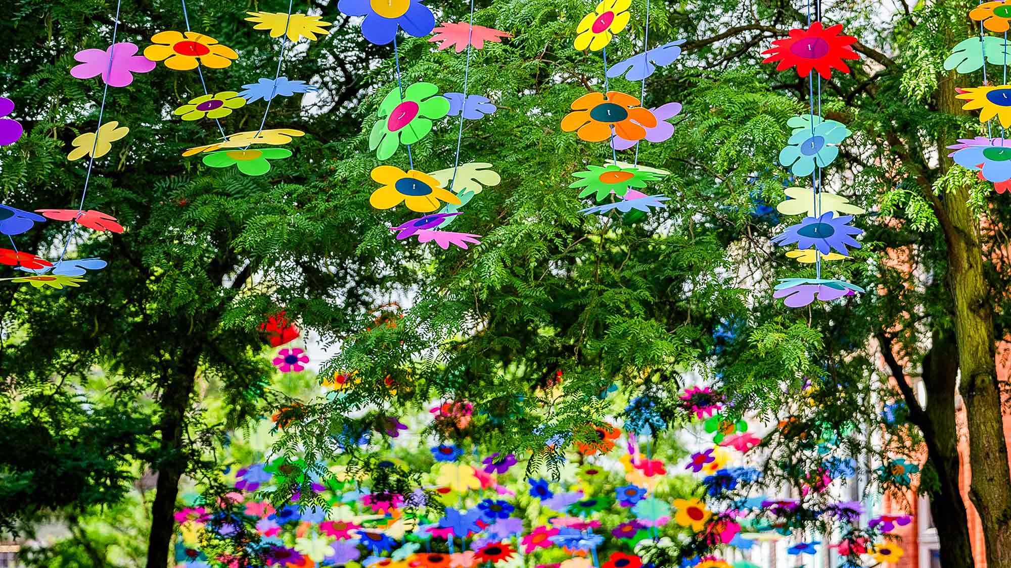Gütersloh und die Neue Deutsche Blumenwelle »Ich seh’ den Blumenhimmel, Blumenhimmel, oh oh«Fußgängerzone Mittlere Berliner Straße Gütersloh und die Neue Deutsche Blumenwelle »Ich seh’ den Blumenhimmel, Blumenhimmel, oh oh«Fußgängerzone Mittlere Berliner Straße