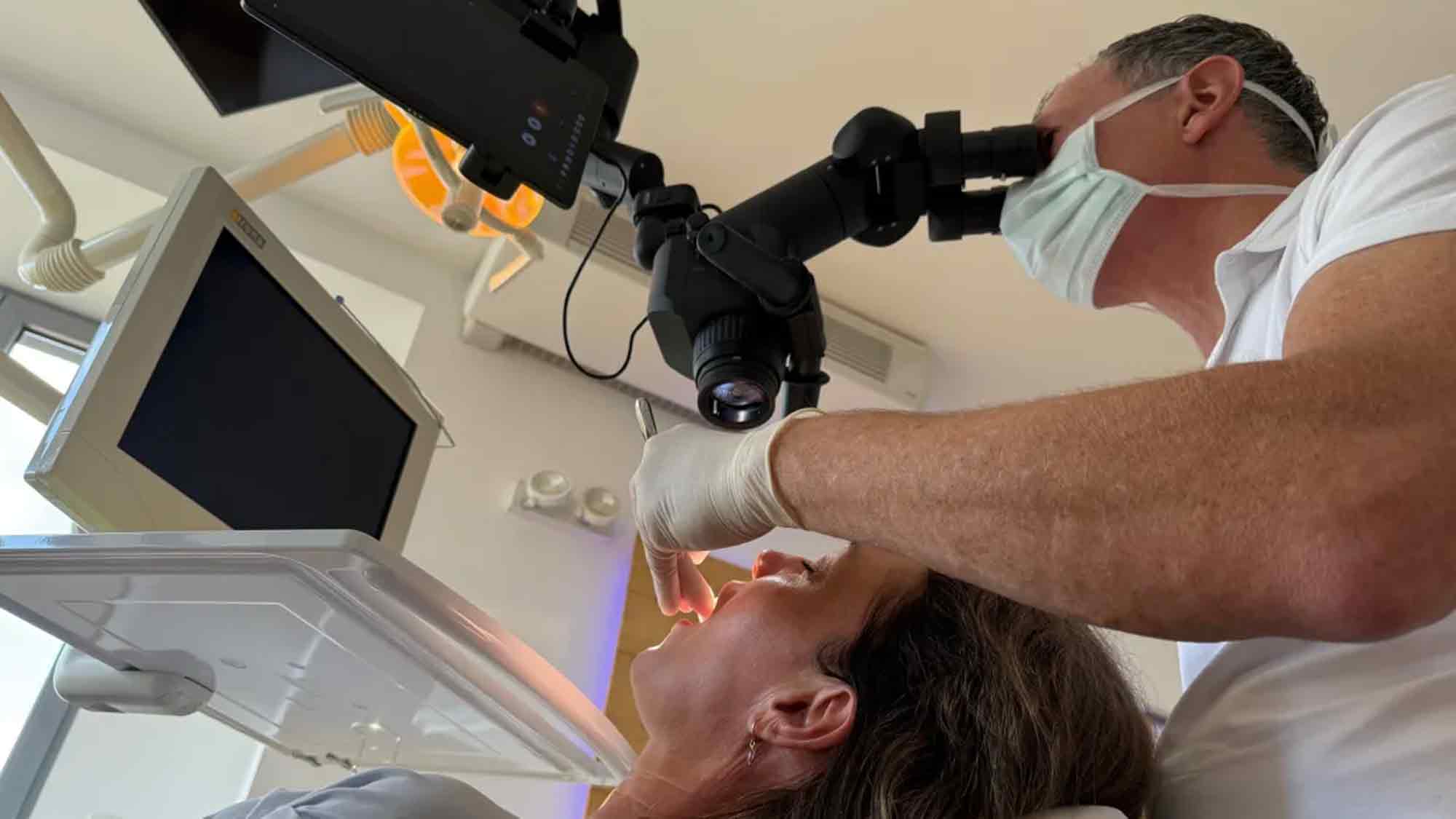 Zahnarztpraxis Dr. Friedrich Koblenz: neues Dentalmikroskop Calipso MD 500 für Präzision und Patientenkomfort