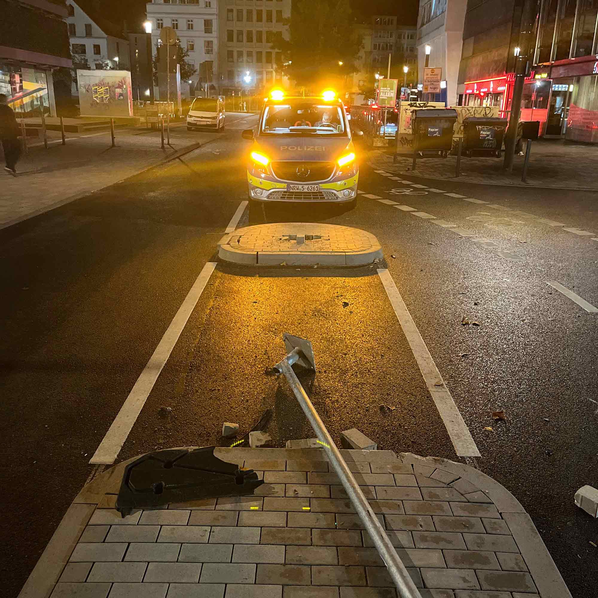 Polizei Bielefeld: Betrunkener Fahrer reißt Verkehrsschild aus der Verankerung
