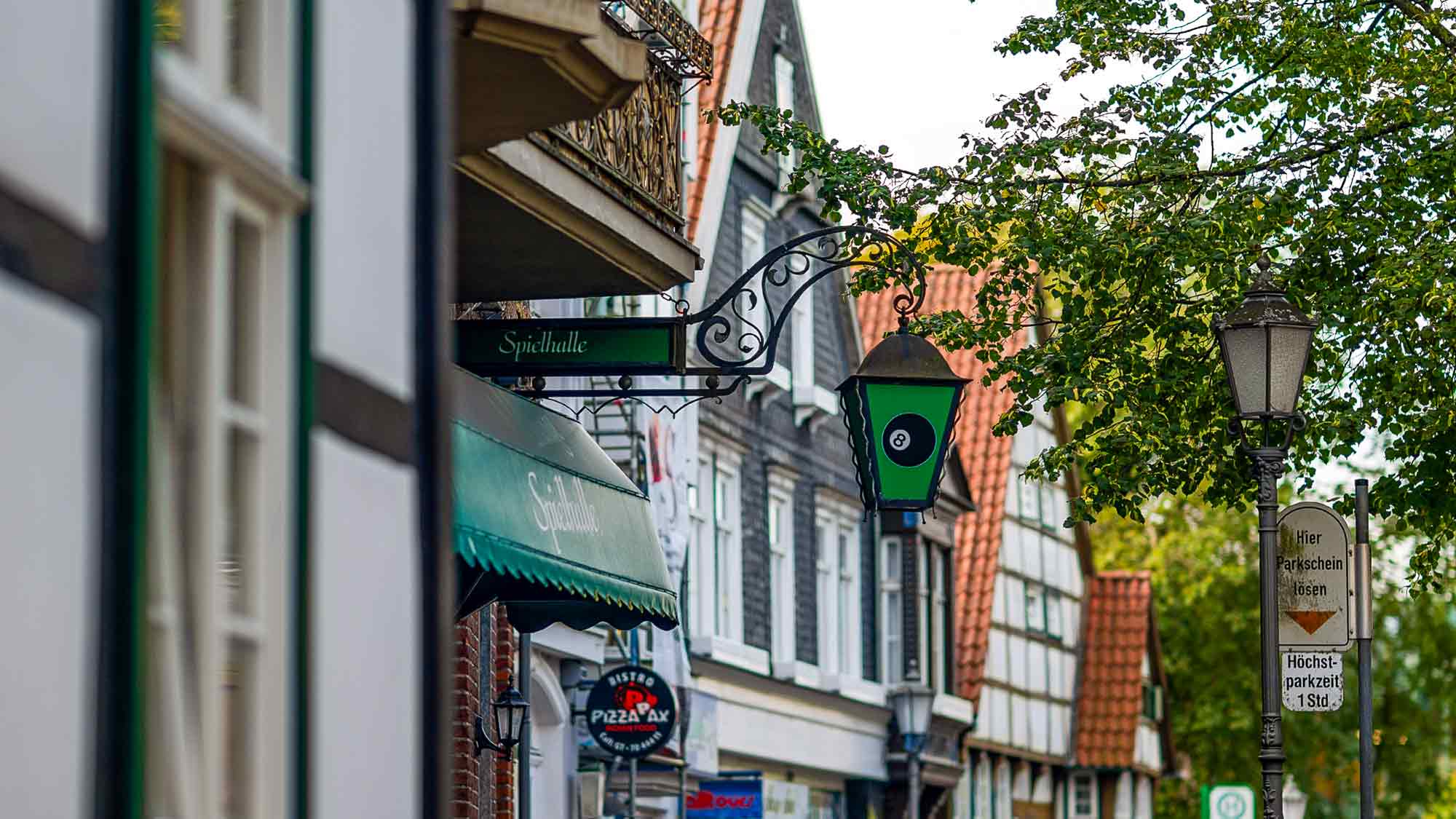Kirchstraße Gütersloh, Pizza Pax, Spiehalle, Eightball Lampion, »alltours« Reisebüro Kirchstraße Gütersloh, Pizza Pax, Spiehalle, Eightball Lampion, »alltours« Reisebüro