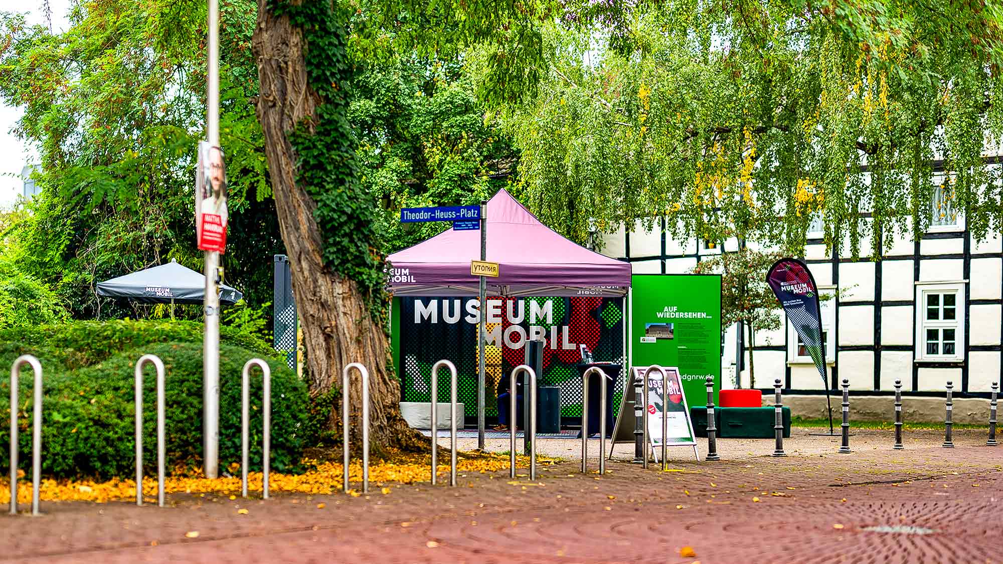&raquo;MuseumMobil&laquo;, mobile Ausstellung des Hauses der Geschichte Nordrhein Westfalen, Theodor Heuss Platz (Stadthallenvorplatz) Gütersloh