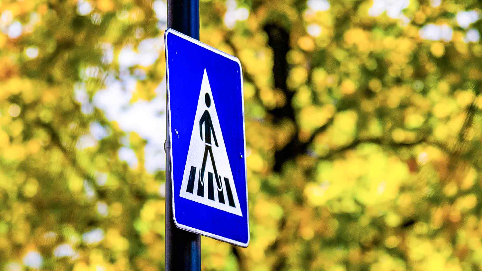 NOW Commons: Verkehrszeichen 350 10 STVO, Fußgängerüberweg, Aufstellung links, Dreiecksplatz Gütersloh NOW Commons: Verkehrszeichen 350 10 STVO, Fußgängerüberweg, Aufstellung links, Dreiecksplatz Gütersloh