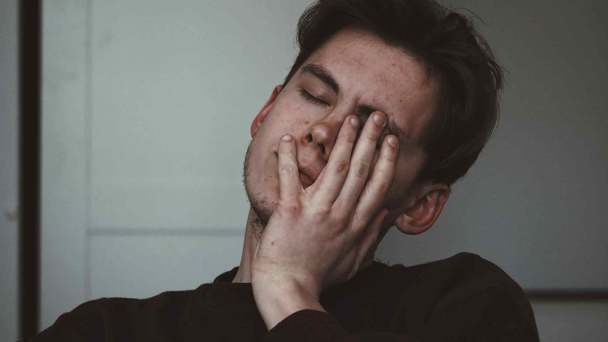 Digital Detox für die Augen: Tipps gegen müde Augen und Kopfschmerzen Digital Detox für die Augen: Tipps gegen müde Augen und Kopfschmerzen