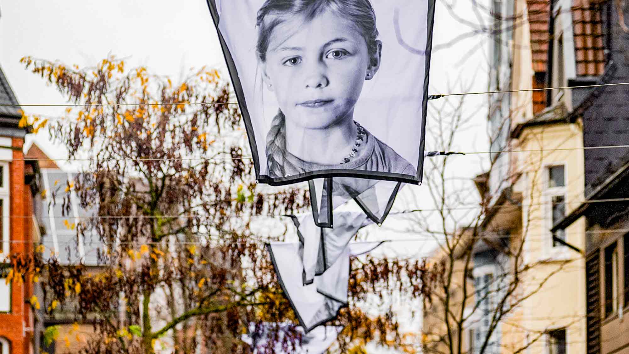 NOW Commons: Künstlerfahnen &raquo;Menschenbilder&laquo; von Wolf Dieter Tabbert, Fußgängerzone Mittlere Berliner Straße Gütersloh
