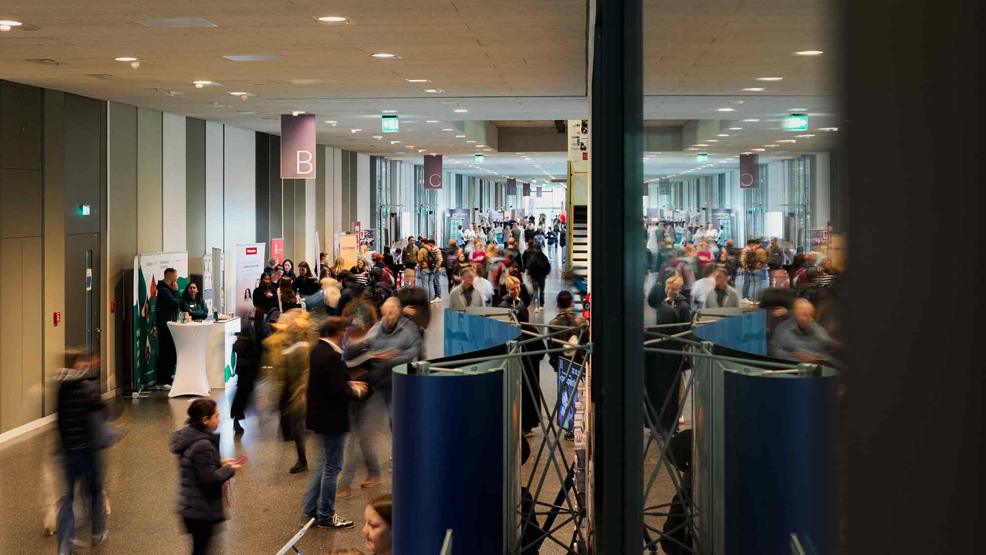 Berufseinstiegsmesse »perspektive 2025«: 60 Unternehmen aus OWL präsentierten sich auf dem Campus Bielefeld Berufseinstiegsmesse »perspektive 2025«: 60 Unternehmen aus OWL präsentierten sich auf dem Campus Bielefeld