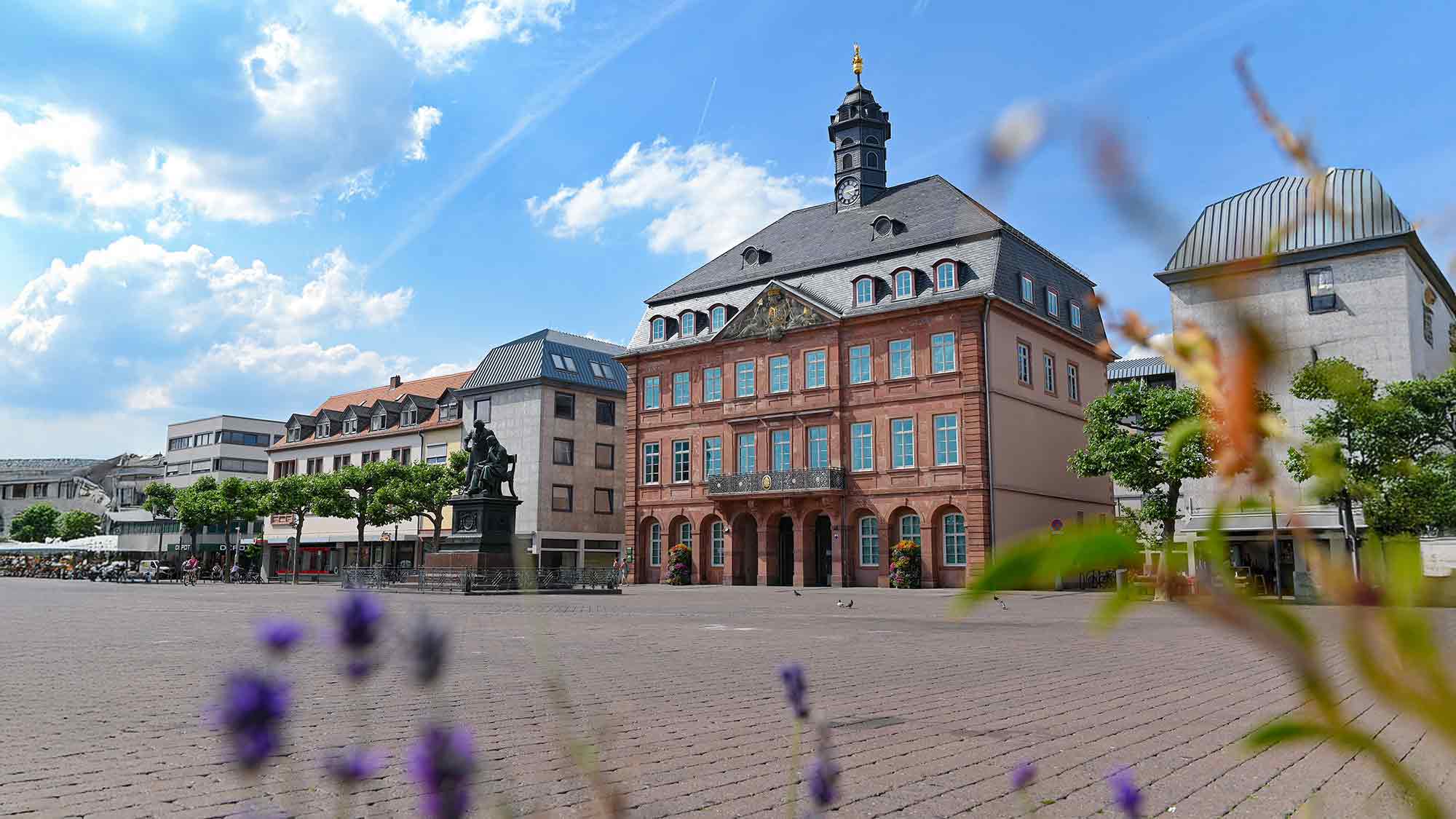 Hanau: OB Kaminsky verurteilt blutverschmierte Hakenkreuze im Stadtteil Lamboy und stellt Strafanzeige Hanau: OB Kaminsky verurteilt blutverschmierte Hakenkreuze im Stadtteil Lamboy und stellt Strafanzeige