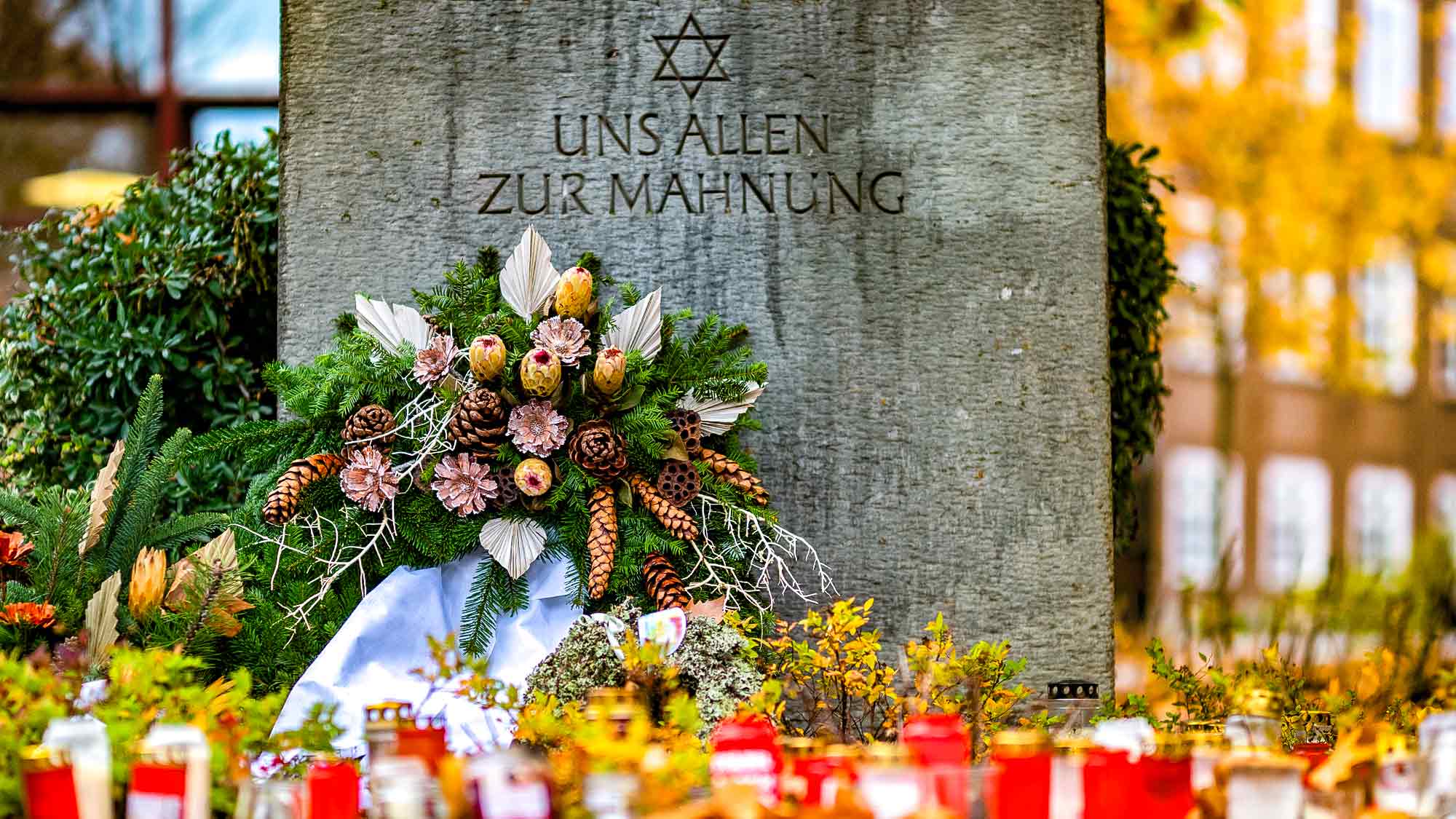 NOW Commons: Gedenkstein für die jüdische Gemeinde und die Synagoge Gütersloh, Kranz und Kerzen anlässlich des 9. Novembers NOW Commons: Gedenkstein für die jüdische Gemeinde und die Synagoge Gütersloh, Kranz und Kerzen anlässlich des 9. Novembers