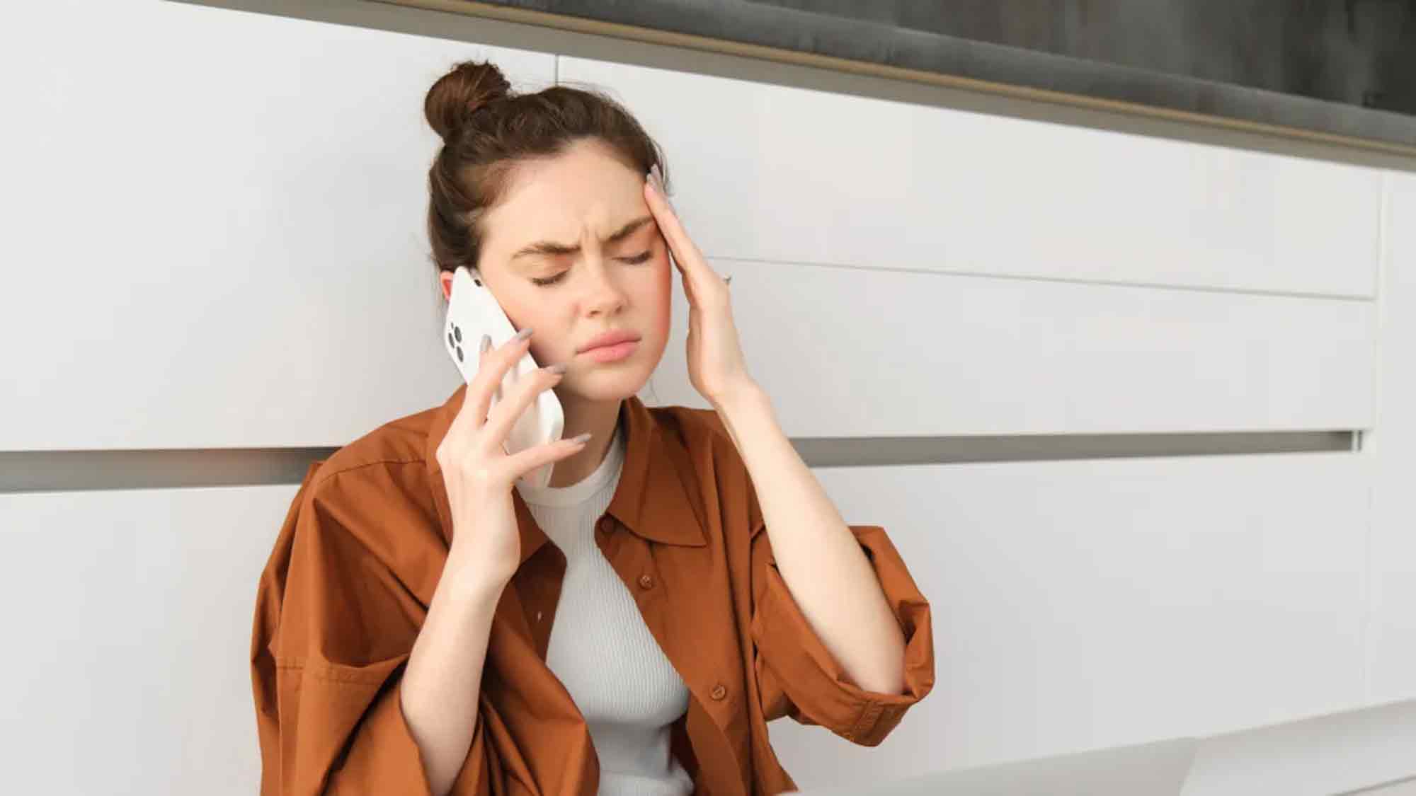 Zahnfreude Köln: Das Handy immer am Ohr – und nachts knirschen die Zähne – Social Media Stress lässt Bruxismus explodieren!