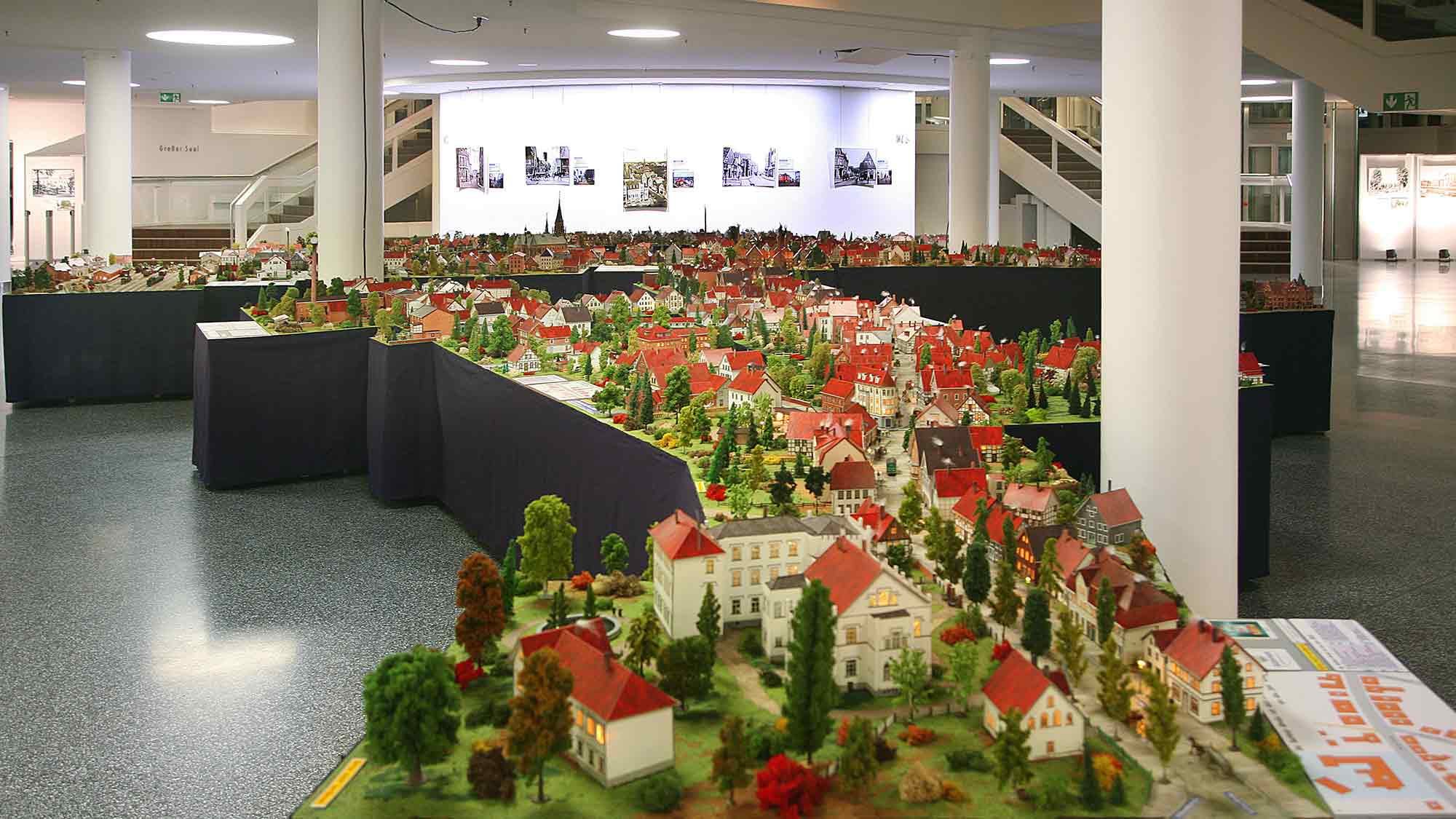 Führungen und Sonderöffnungszeiten in der Galerie im Forum der Stadthalle Gütersloh