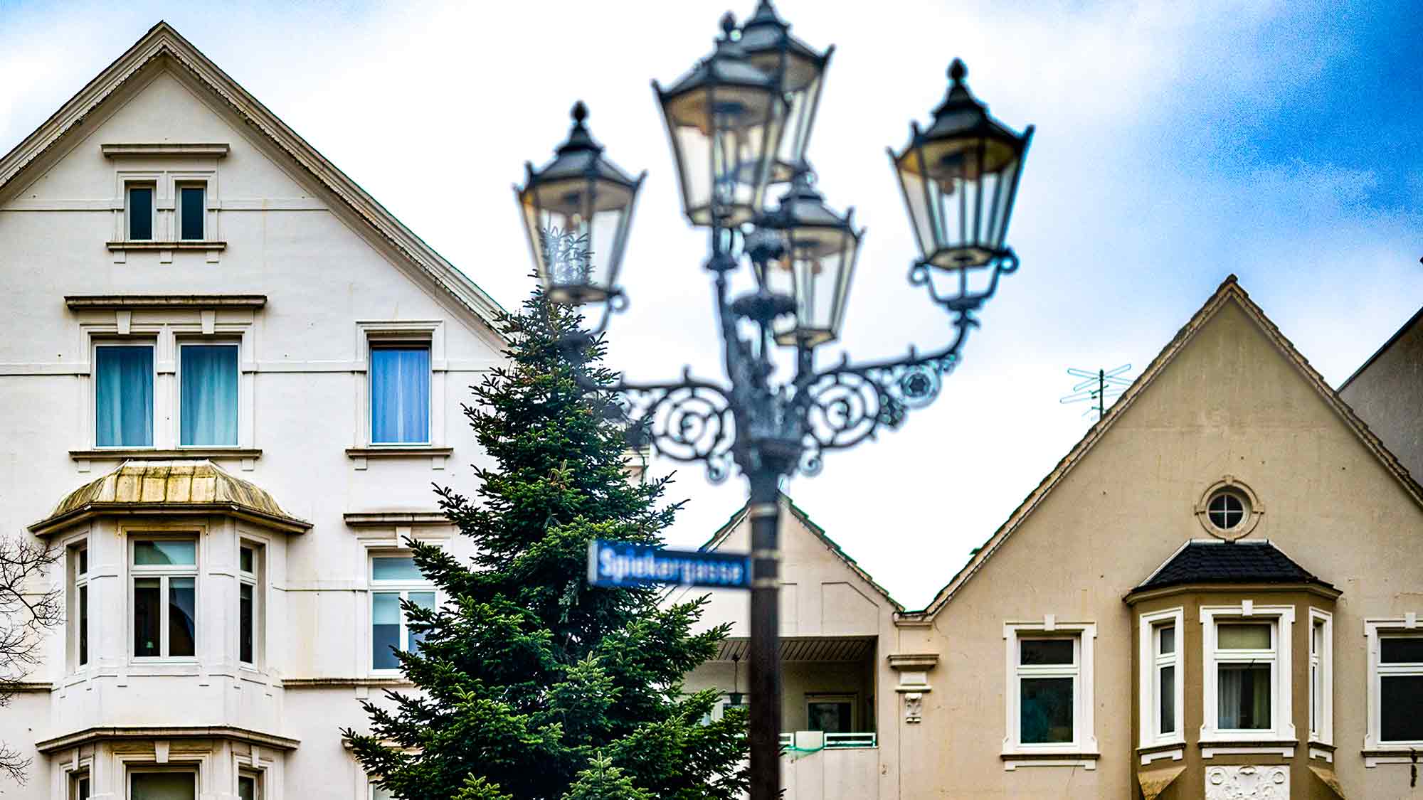 NOW Commons: Nennen Sie ihn, wie Sie wollen – Weihnachtsmarkt Gütersloh, Gütersloher Weihnachtsmarkt – der Baum steht NOW Commons: Nennen Sie ihn, wie Sie wollen – Weihnachtsmarkt Gütersloh, Gütersloher Weihnachtsmarkt – der Baum steht