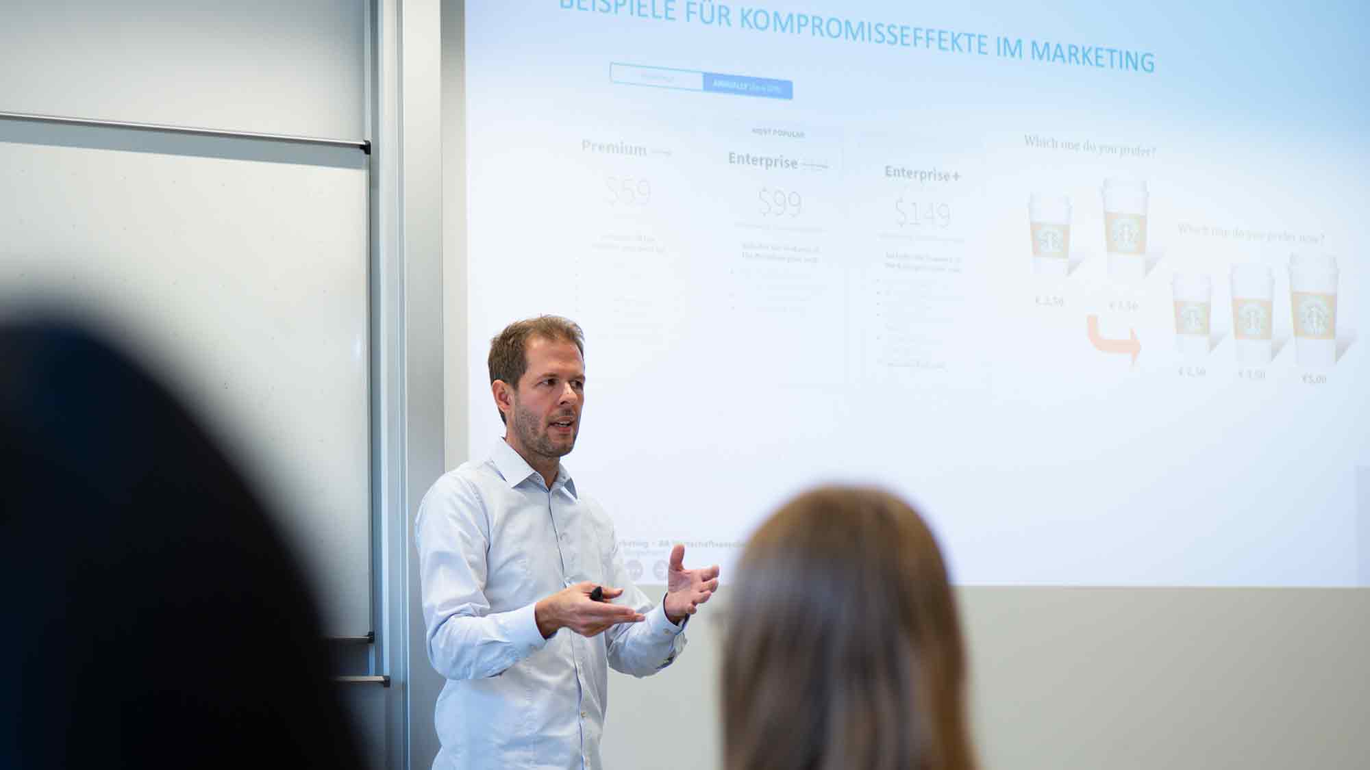 Zum »Black Friday«: HSBI Professor für Werbepsychologie Manuel Stegemann erklärt die Marketingtricks Zum »Black Friday«: HSBI Professor für Werbepsychologie Manuel Stegemann erklärt die Marketingtricks