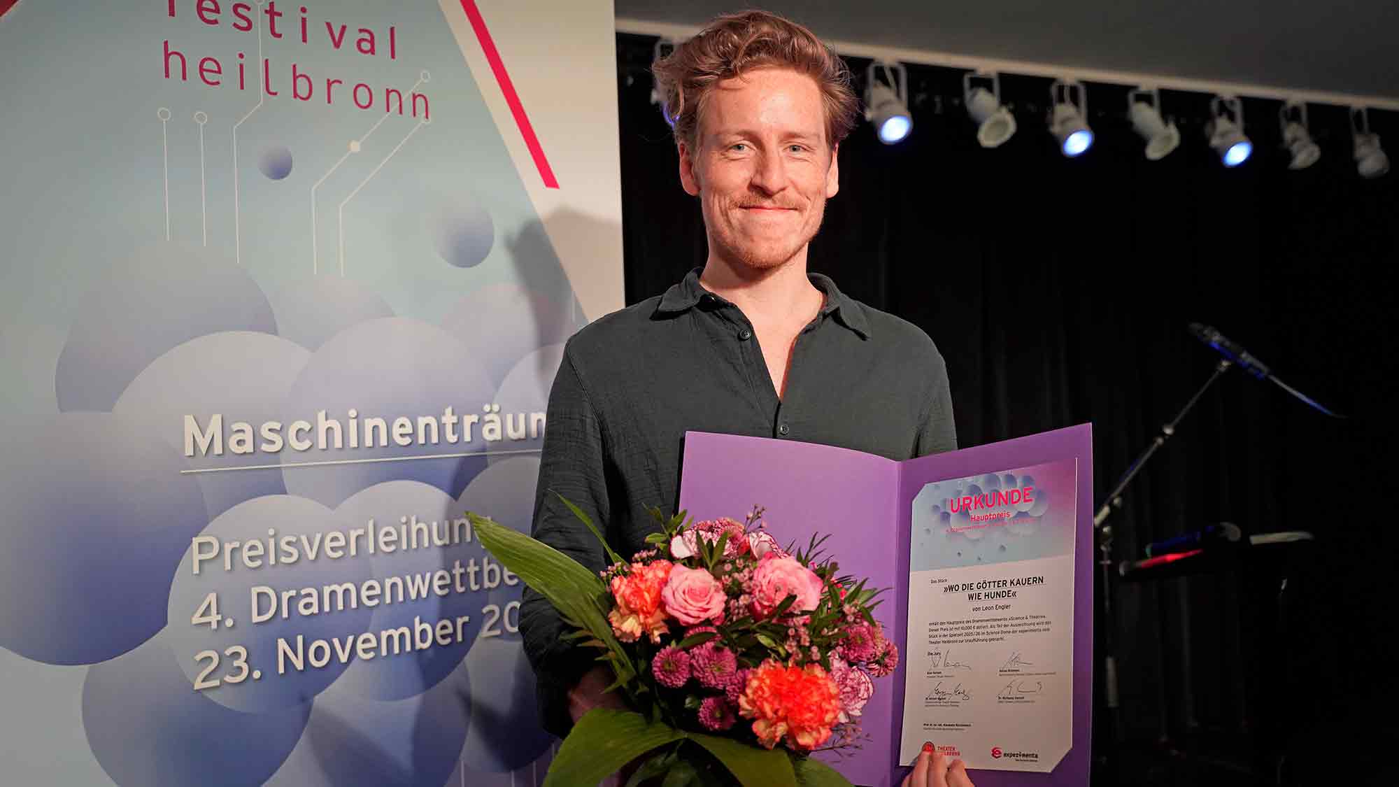 Theater Heilbronn: Leon Engler gewinnt mit »Wo die Götter kauern wie Hunde« den internationalen Dramenwettbewerb »Science & Theatre« 2025 Theater Heilbronn: Leon Engler gewinnt mit »Wo die Götter kauern wie Hunde« den internationalen Dramenwettbewerb »Science & Theatre« 2025