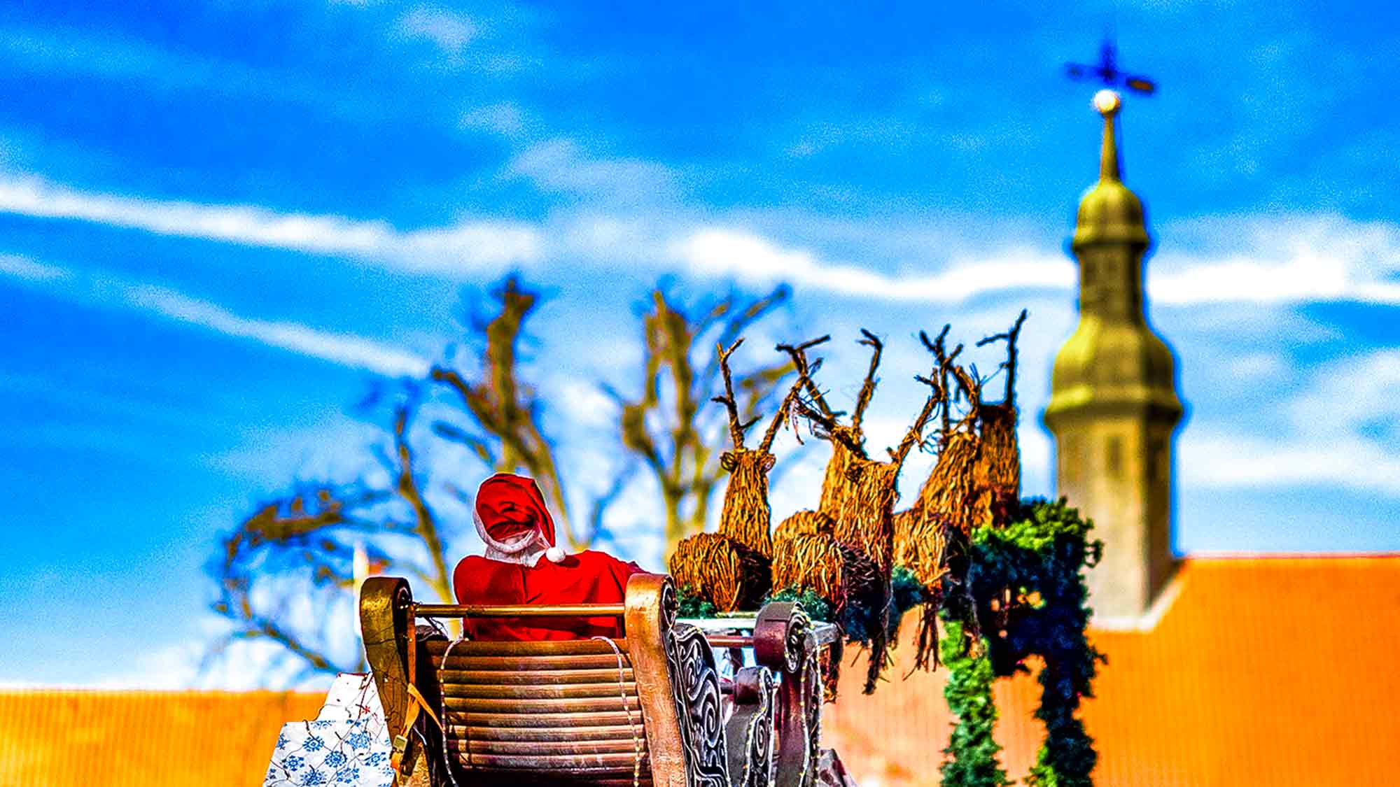 NOW Commons: Gütersloher Weihnachtsmarkt, der Weihnachtsmann und sein Schlitten auf dem Dach von Menzel’s Grill, Altes Amtsgericht NOW Commons: Gütersloher Weihnachtsmarkt, der Weihnachtsmann und sein Schlitten auf dem Dach von Menzel’s Grill, Altes Amtsgericht