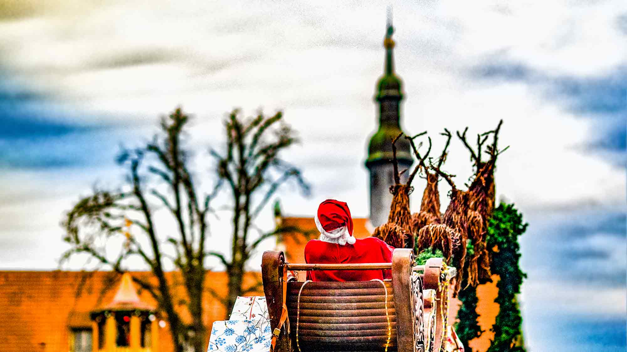 NOW Commons: Gütersloher Weihnachtsmarkt, der Weihnachtsmann und sein Schlitten auf dem Dach von Menzel’s Grill, Altes Amtsgericht NOW Commons: Gütersloher Weihnachtsmarkt, der Weihnachtsmann und sein Schlitten auf dem Dach von Menzel’s Grill, Altes Amtsgericht