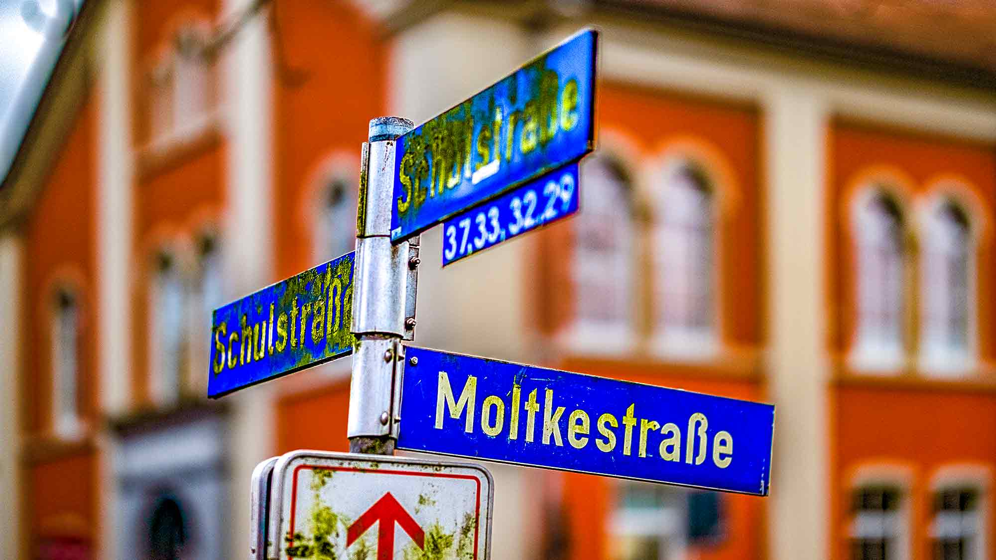 NOW Commons: Straßenschilder Schulstraße und Moltkestraße Gütersloh, Evangelisches Vereinsheim