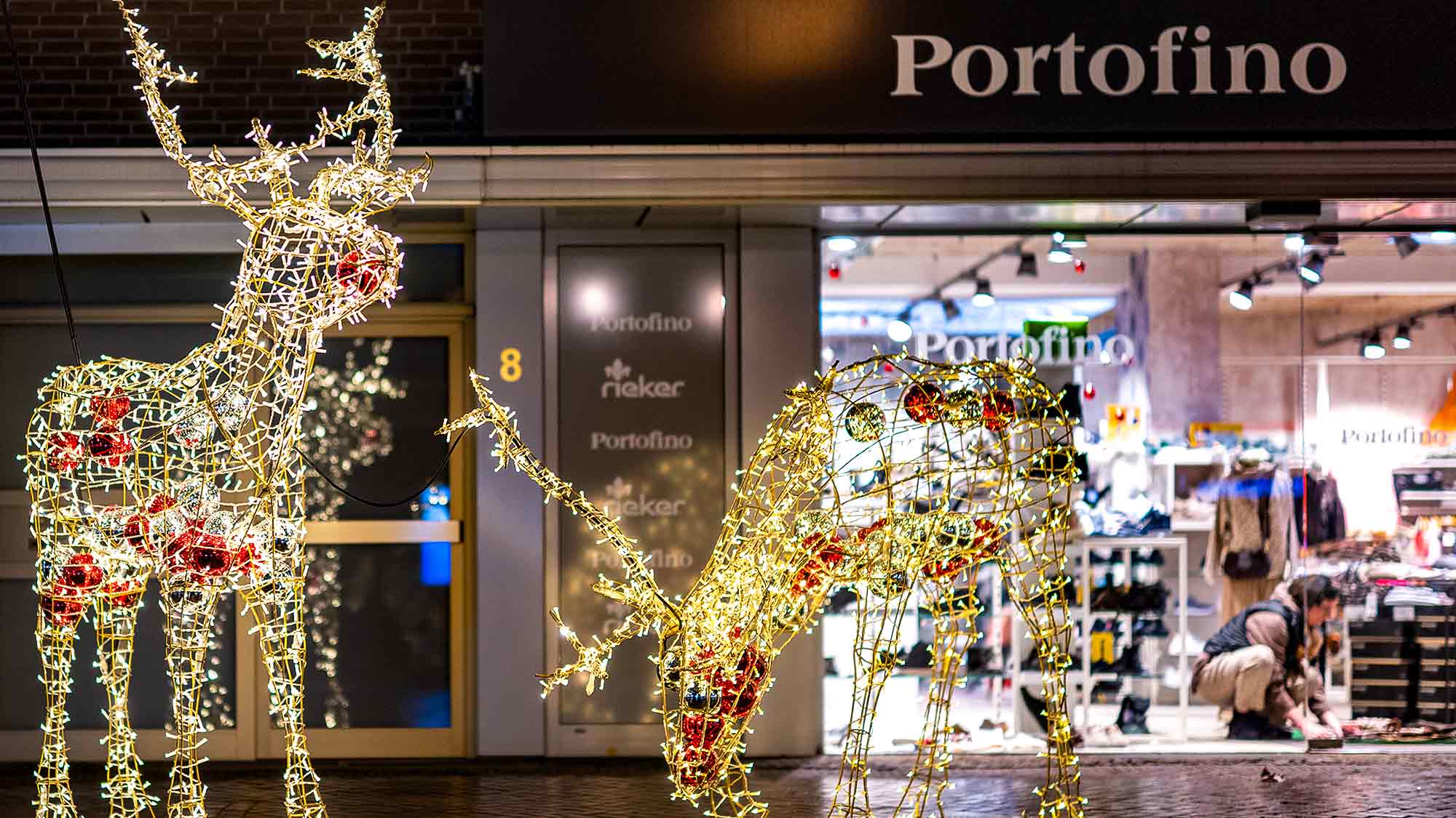 NOW Commons: Gütersloher Weihnachtsmarkt, die Rentiere Rudolph und Dancer, Fußgängerzone Mittlere Berliner Straße NOW Commons: Gütersloher Weihnachtsmarkt, die Rentiere Rudolph und Dancer, Fußgängerzone Mittlere Berliner Straße