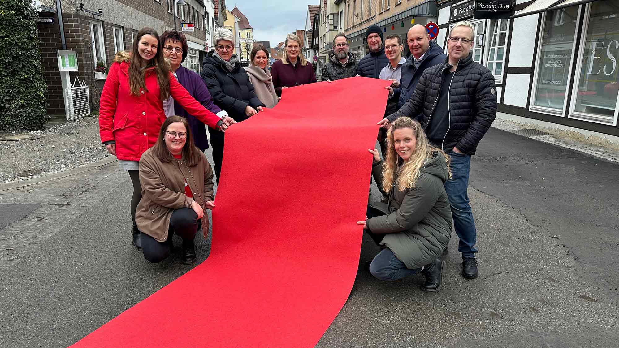 Rietberg rollt den Roten Teppich aus – Kunden der Rathausstraße werden auf besondere Weise begrüßt Rietberg rollt den Roten Teppich aus – Kunden der Rathausstraße werden auf besondere Weise begrüßt