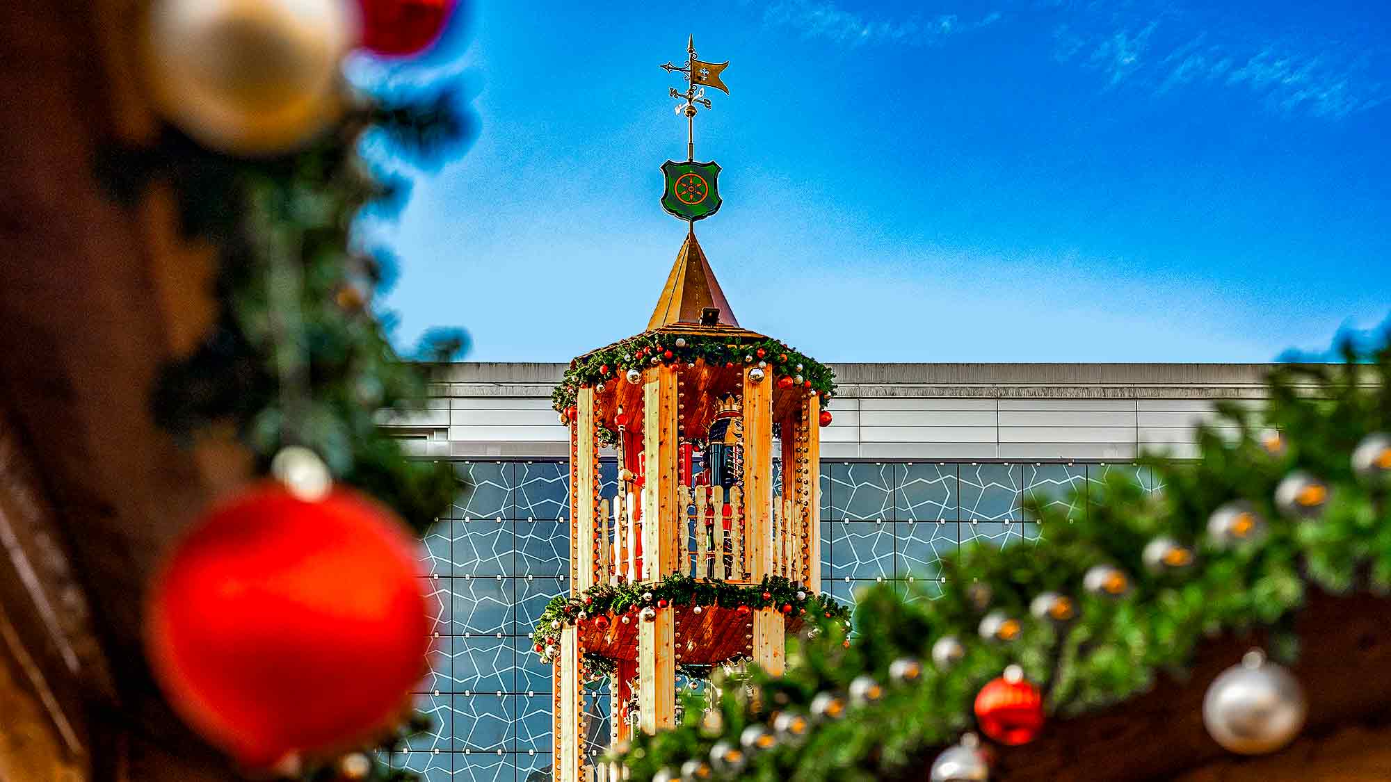 NOW Commons: Gütersloher Weihnachtsmarkt, Weihnachtsturm, im Hintergrund das alte Karstadt Kaufhaus NOW Commons: Gütersloher Weihnachtsmarkt, Weihnachtsturm, im Hintergrund das alte Karstadt Kaufhaus