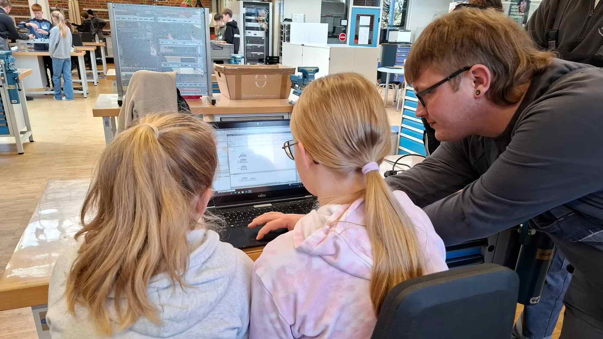 Westfalen Weser lädt 2026 erneut zum &raquo;Girls’Day&laquo; ein: In den Ausbildungswerkstätten wartet Technik zum Erleben