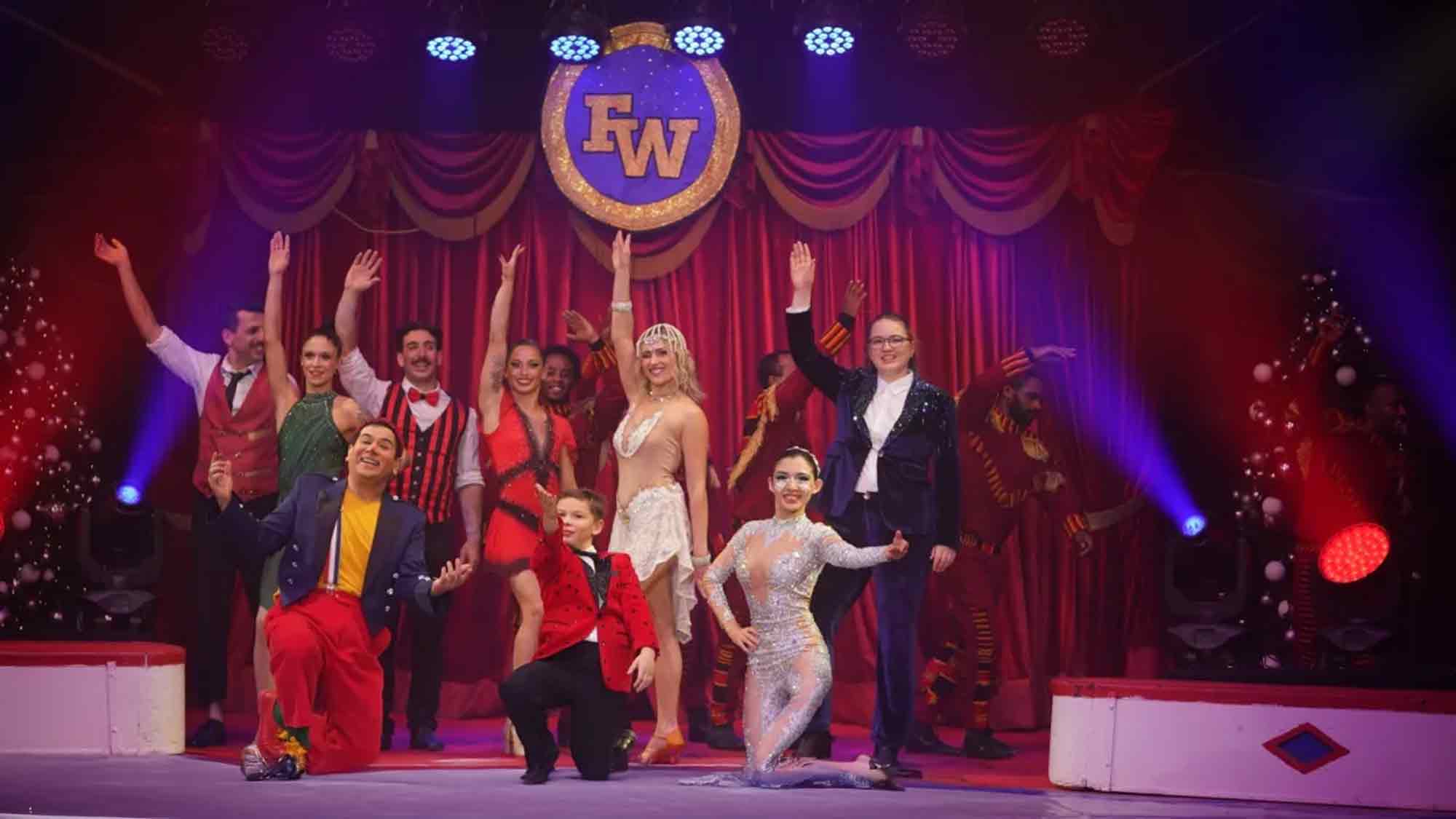 Rosani Entertainment (Allgäu): Close up Zauberin Miss Edith bei Zirkus Stey im Frauenfelder Weihnachtszirkus Rosani Entertainment (Allgäu): Close up Zauberin Miss Edith bei Zirkus Stey im Frauenfelder Weihnachtszirkus