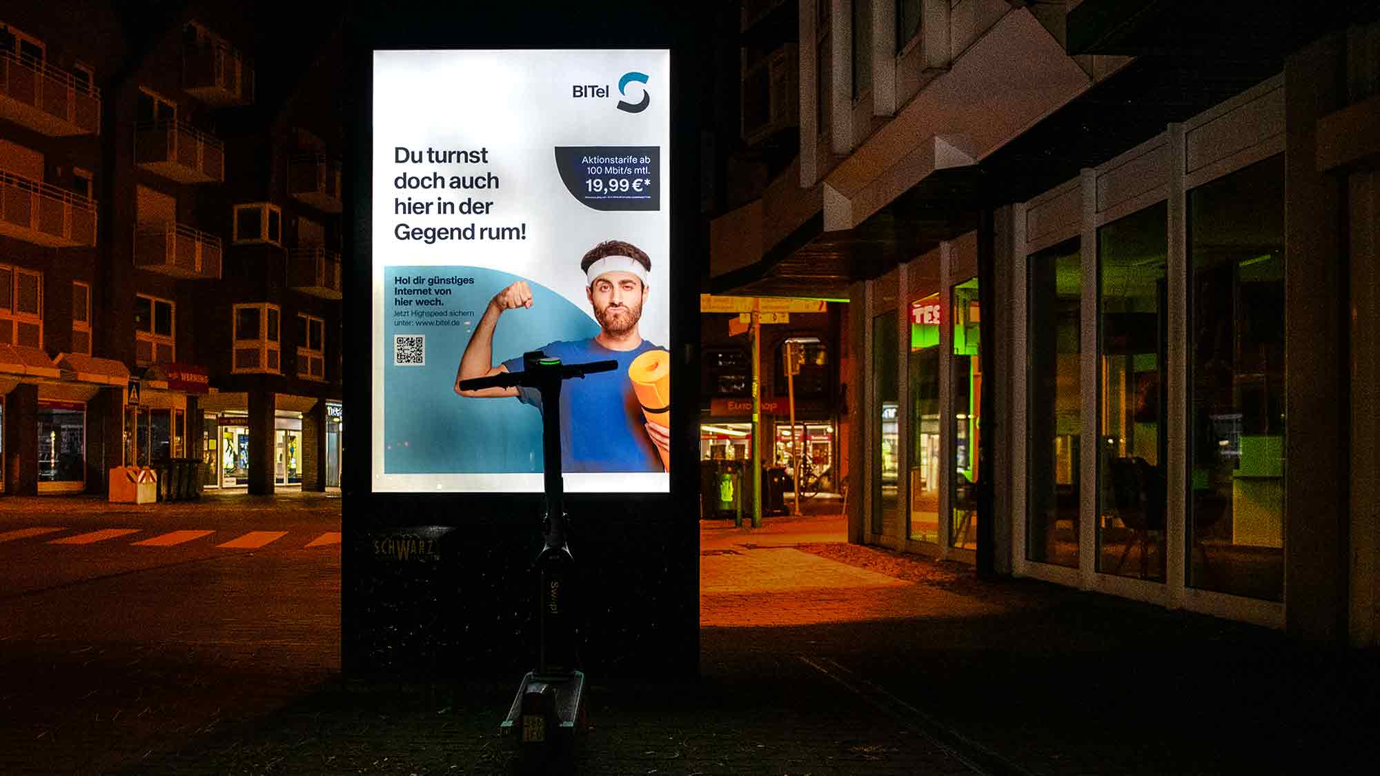 NOW Commons: Citylight nachts, Königstraße Gütersloh, nein – wir turnen nicht herum, wir nutzen 1 & 1 NOW Commons: Citylight nachts, Königstraße Gütersloh, nein – wir turnen nicht herum, wir nutzen 1 & 1