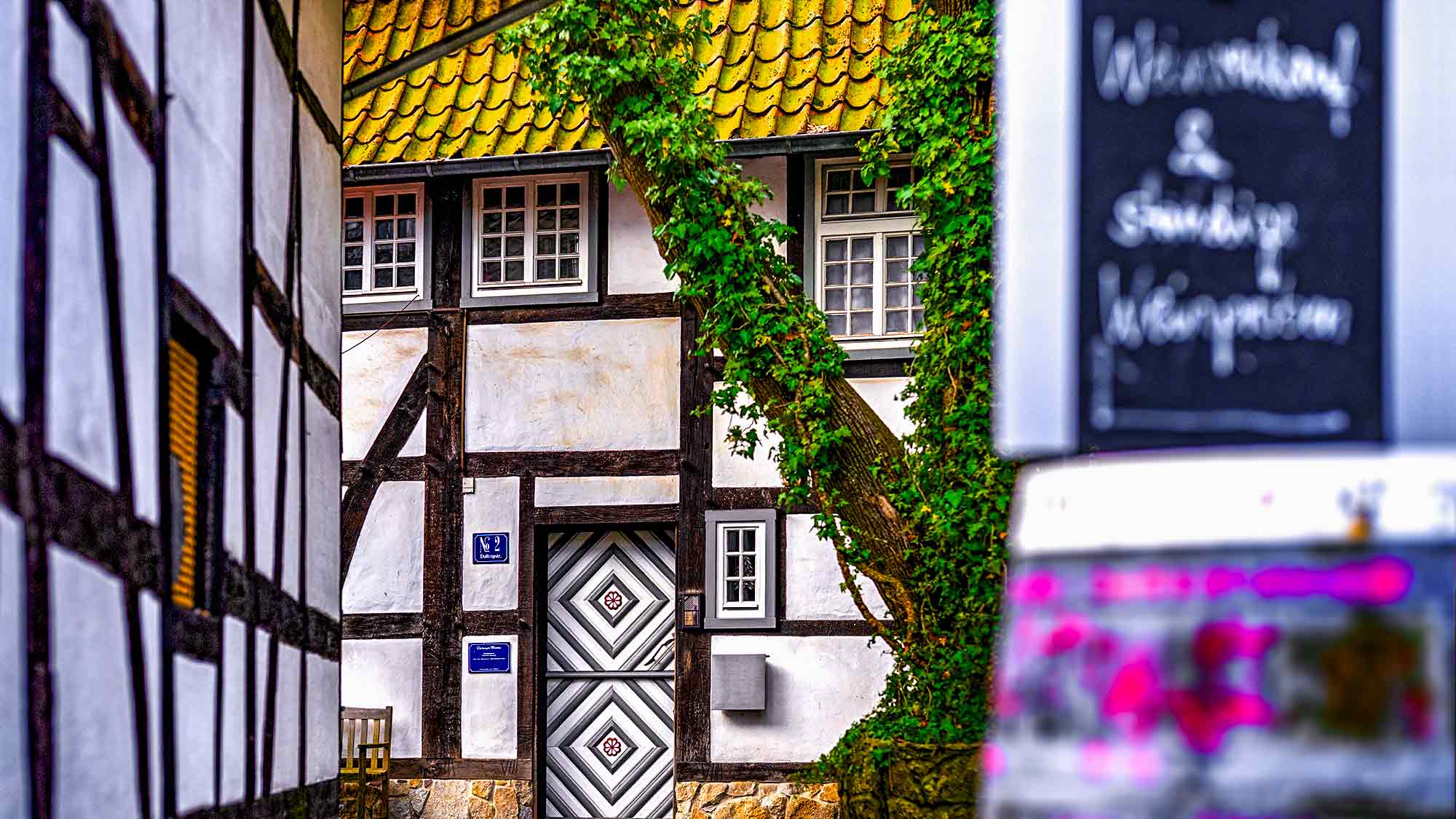 NOW Commons: Fachwerk Idylle in Gütersloh, Innenhof Weinhaus Daltropstraße