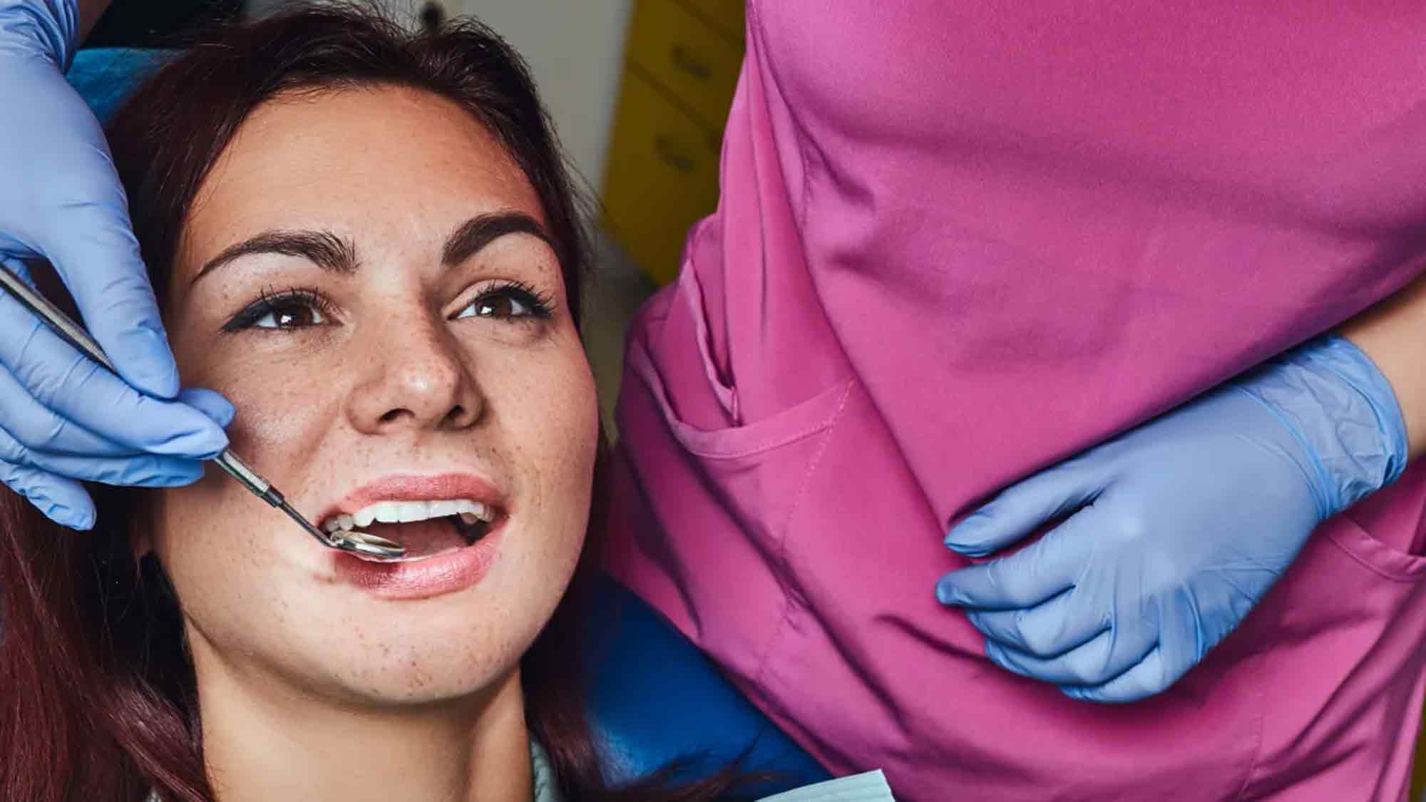 Zahnfreude Köln: Prophylaxe bei festen Zahnspangen – Expertin Dr. Bahareh Wymar zur Bedeutung der Airflow Methode Zahnfreude Köln: Prophylaxe bei festen Zahnspangen – Expertin Dr. Bahareh Wymar zur Bedeutung der Airflow Methode