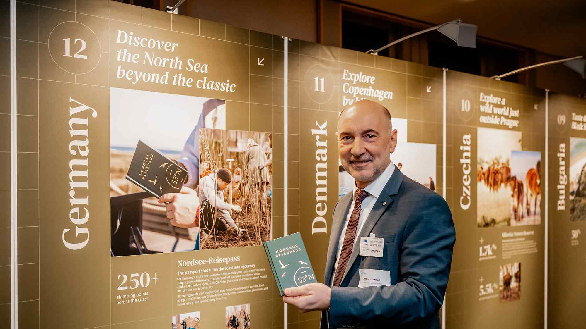 Nordsee Reisepass als einziger deutscher Beitrag in einer internationalen Ausstellung über regenerativen Tourismus im EU Parlament gewürdigt Nordsee Reisepass als einziger deutscher Beitrag in einer internationalen Ausstellung über regenerativen Tourismus im EU Parlament gewürdigt