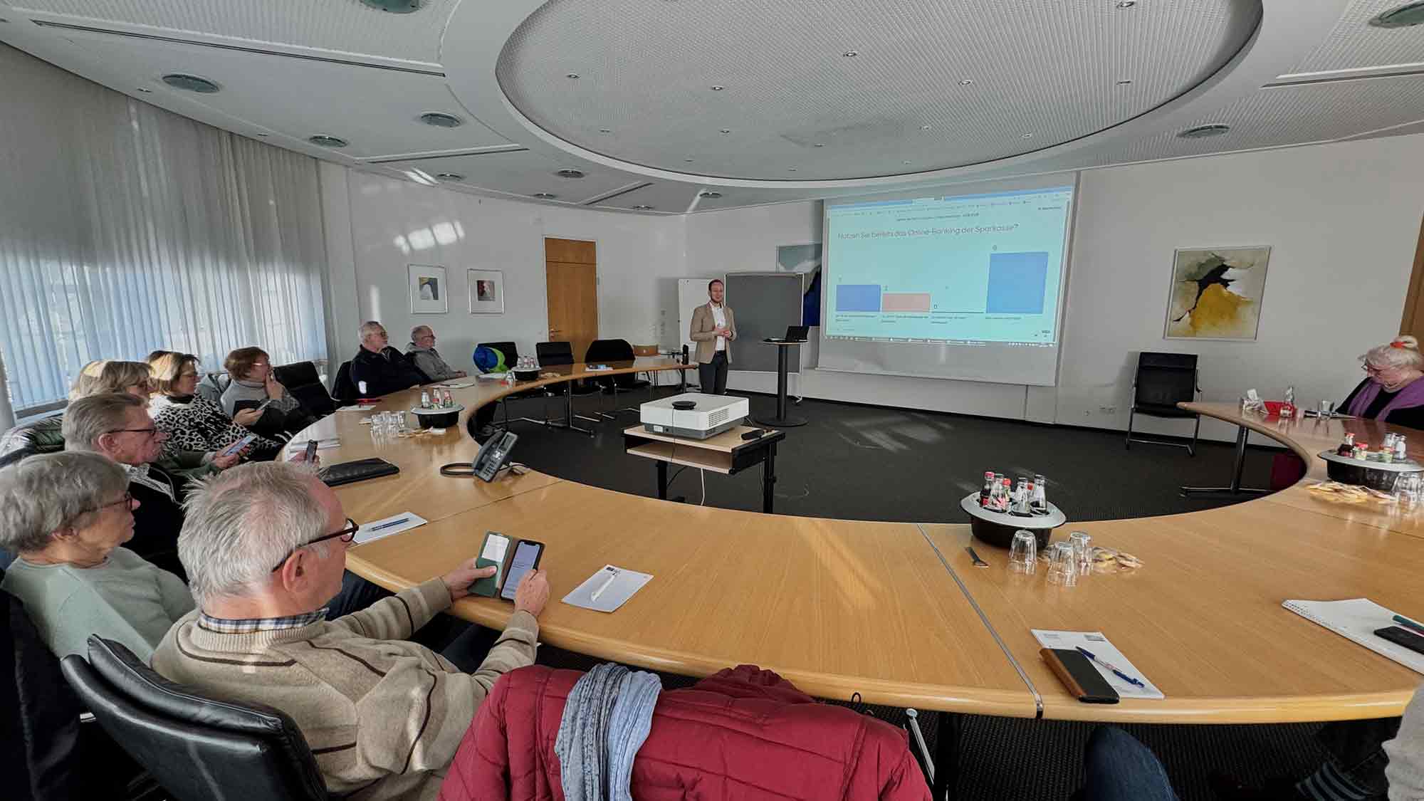 Online Banking verständlich erklärt – Sparkasse Gütersloh Rietberg Verl bietet erfolgreichen Workshop für Senioren an Online Banking verständlich erklärt – Sparkasse Gütersloh Rietberg Verl bietet erfolgreichen Workshop für Senioren an