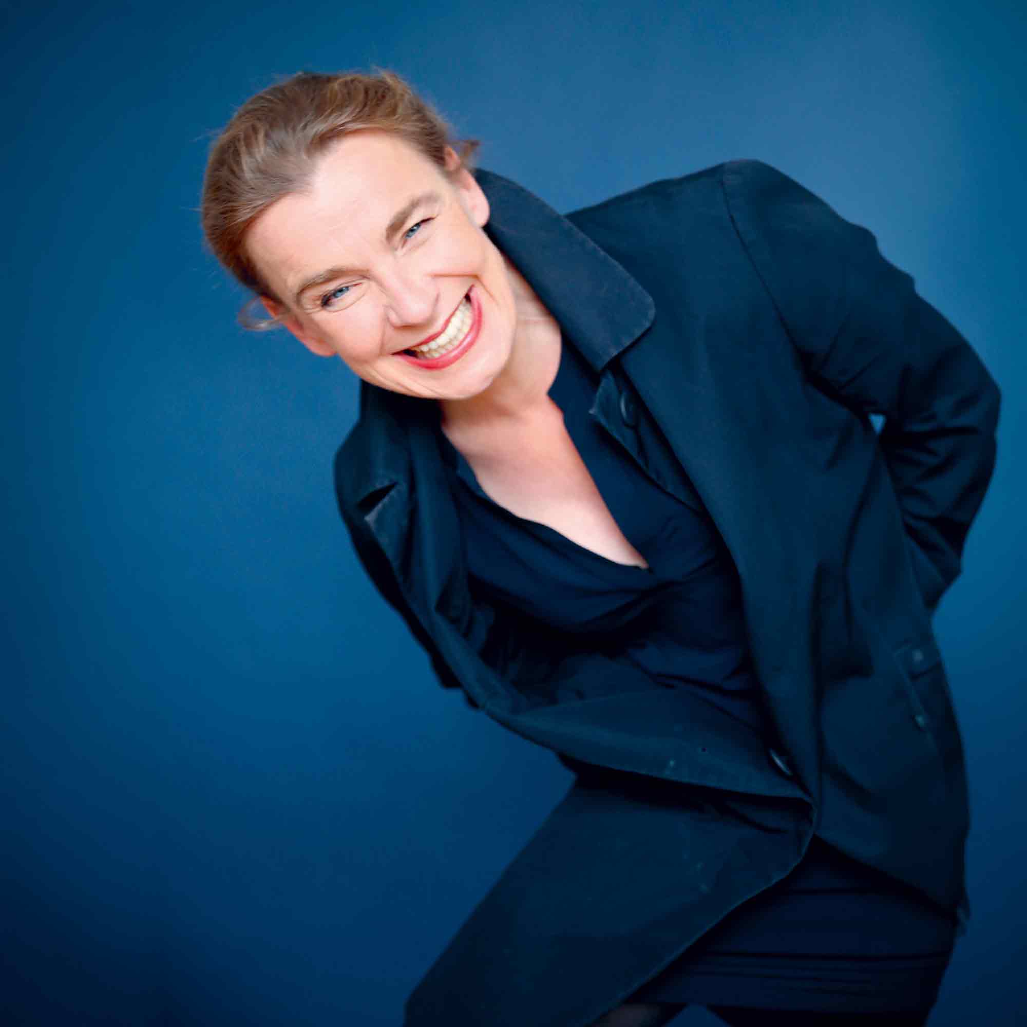 Minden Premiere: Tina Teubner (und Ben Süverkrüp) mit &raquo;Ohne Dich war es immer so schön&laquo; am 21. März 2026 im Johanniskirchhof (Kabarett und Lieder)