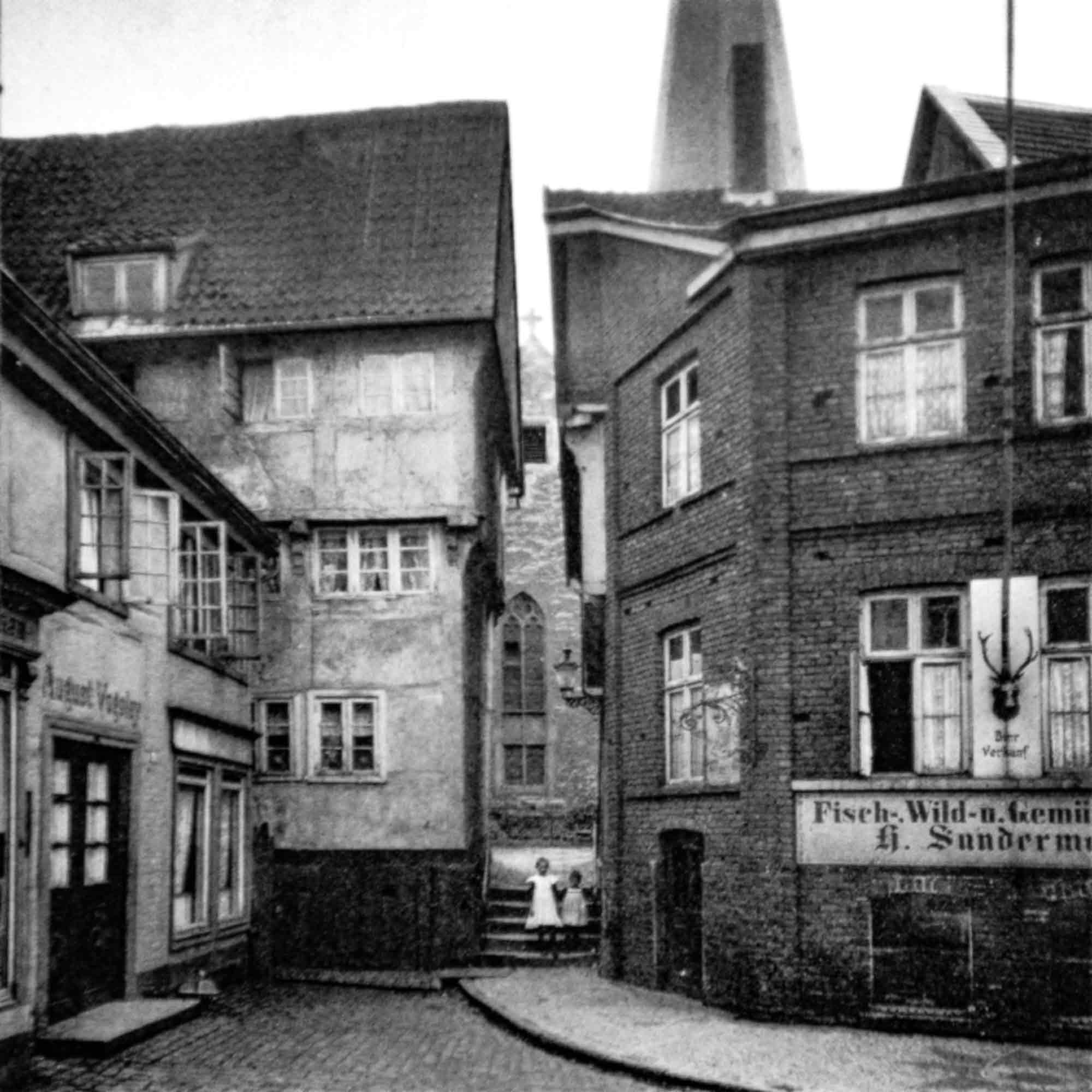 Schaufenster Stadtgeschichte: Die große und die kleine »Packe« am Alten Kirchplatz Gütersloh Schaufenster Stadtgeschichte: Die große und die kleine »Packe« am Alten Kirchplatz Gütersloh