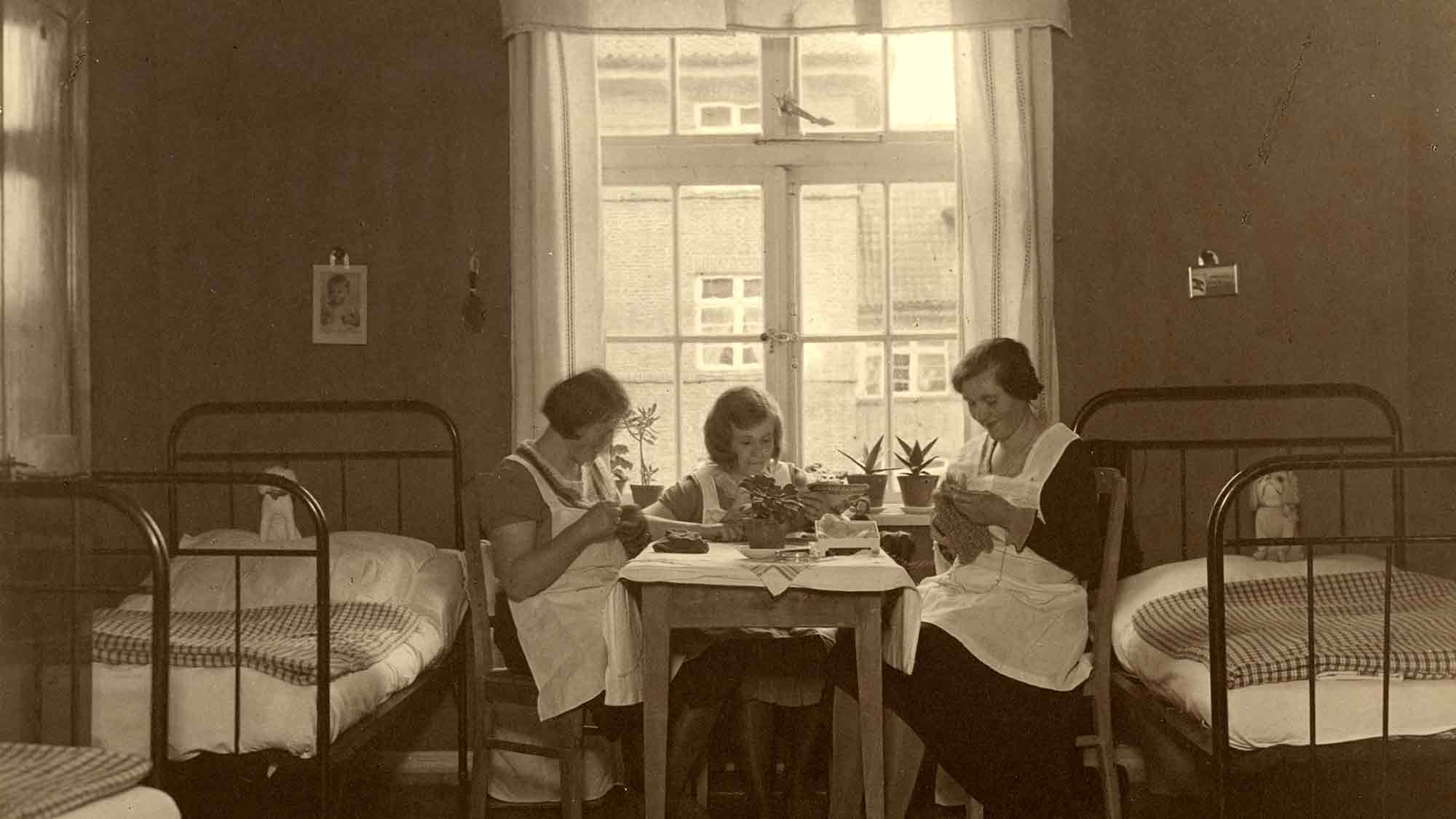 »Museum Windstärke 10« Cuxhaven: »Leben im Takt der Fischfabrik – 100 Jahre Frauenwohnheim am Elfenweg« »Museum Windstärke 10« Cuxhaven: »Leben im Takt der Fischfabrik – 100 Jahre Frauenwohnheim am Elfenweg«
