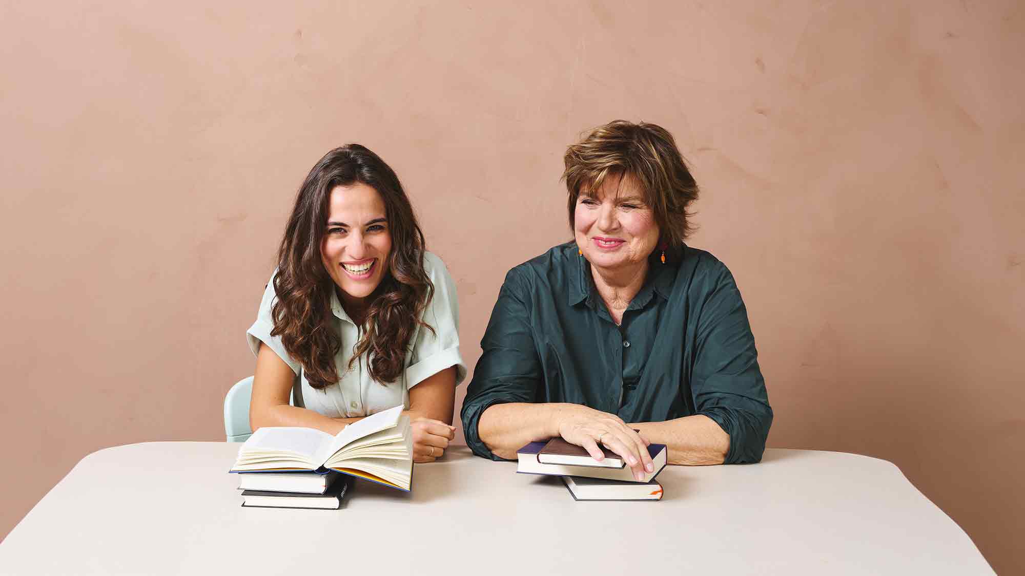 Kurhaus Bad Salzuflen: Mona Ameziane und Christine Westermann mit preisgekröntem Podcast &raquo;Zwei Seiten&laquo; auf Tour, 29. April 2026