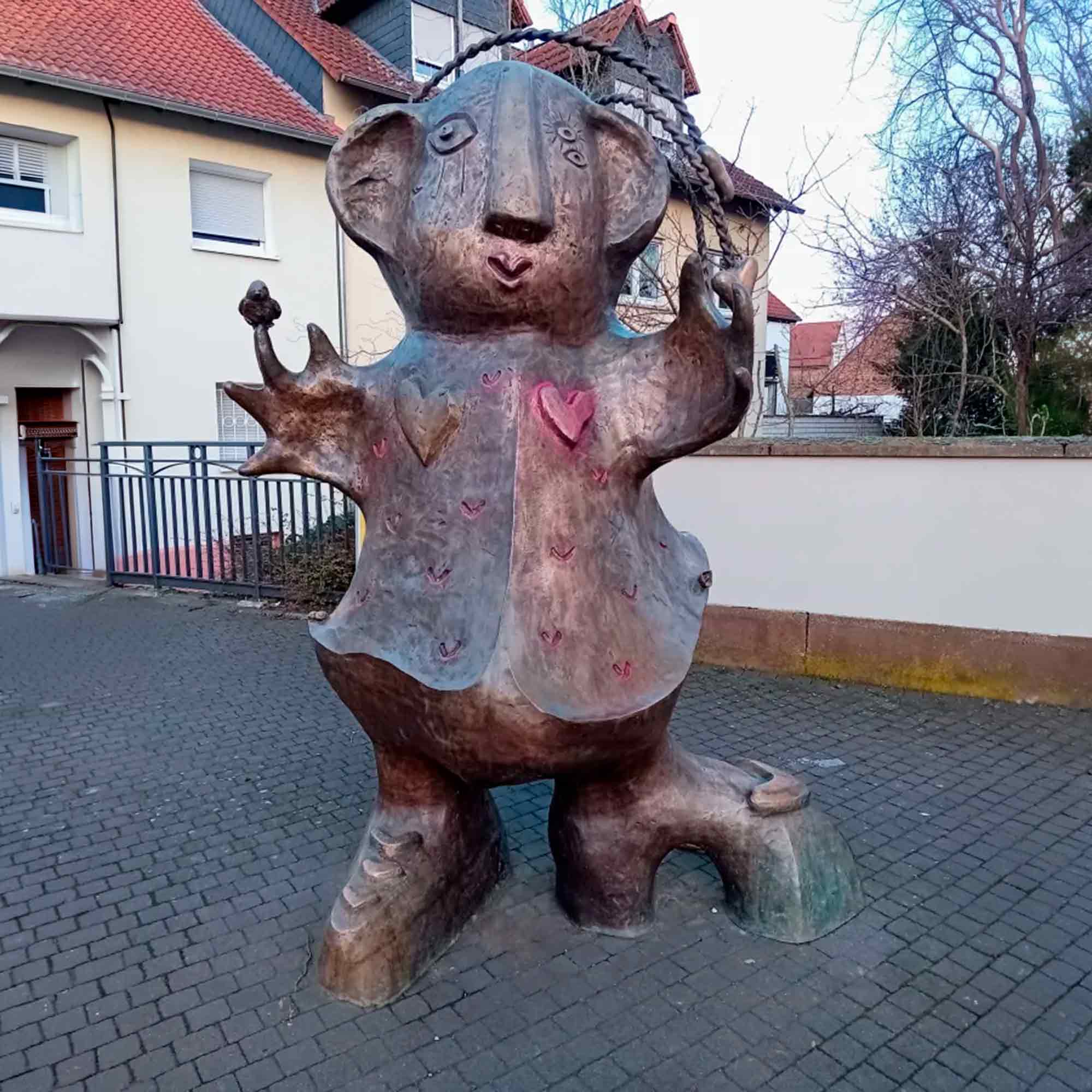 Galerie Elzenheimer: Carin Grudda reagiert gelassen auf Bemalung ihrer Skulptur passend zum Weltfrauentag Galerie Elzenheimer: Carin Grudda reagiert gelassen auf Bemalung ihrer Skulptur passend zum Weltfrauentag