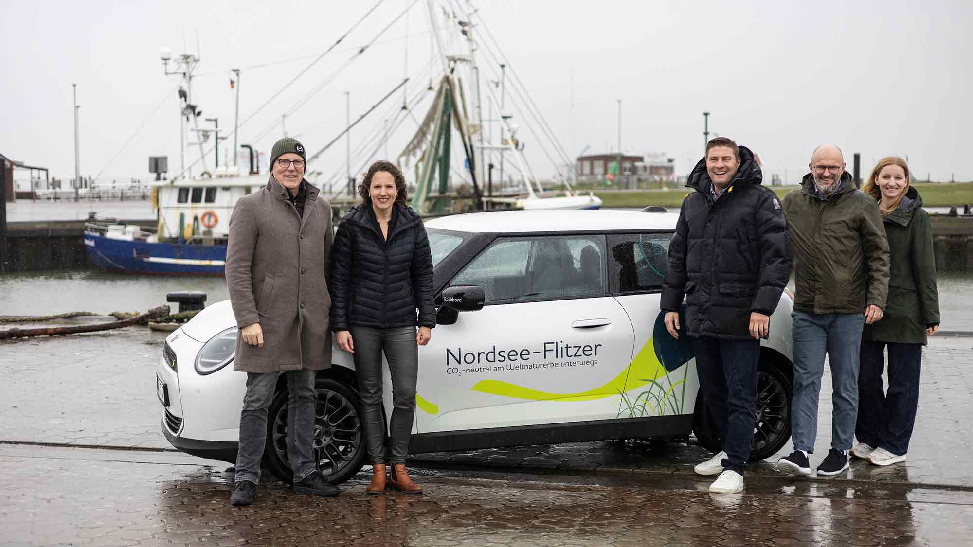 »Nordsee Flitzer« Gewinnspiel: Gewinnerfamilie nimmt neuen BMW Mini in Dornumersiel in Empfang »Nordsee Flitzer« Gewinnspiel: Gewinnerfamilie nimmt neuen BMW Mini in Dornumersiel in Empfang