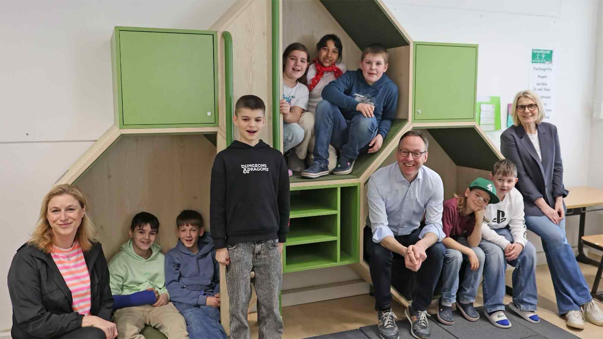 Rheda Wiedenbrück: Neue Ausstattung für alle Grundschulen – Schulkinder lieben ihr neues Multifunktionsmöbel Rheda Wiedenbrück: Neue Ausstattung für alle Grundschulen – Schulkinder lieben ihr neues Multifunktionsmöbel