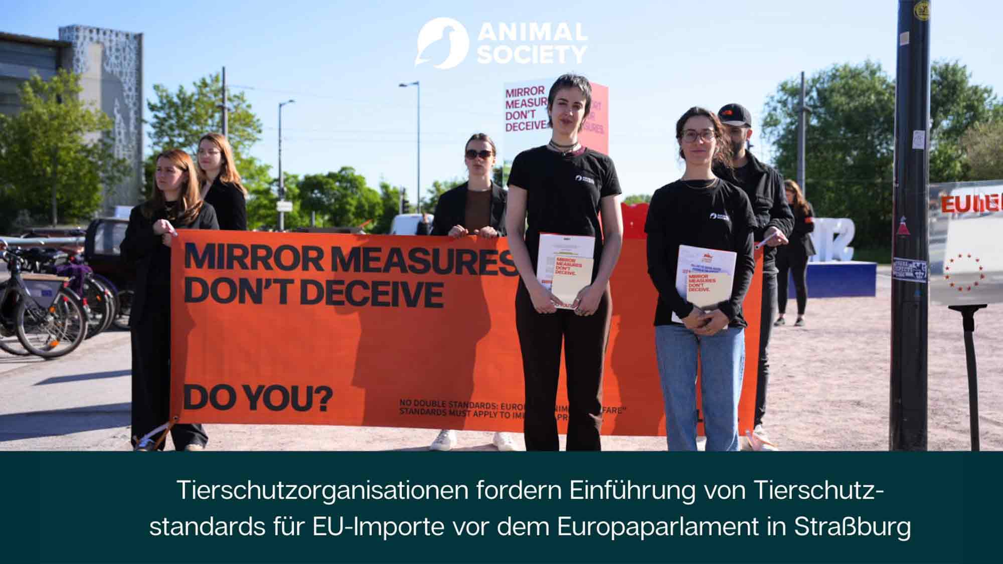 Aktion vor dem Europaparlament: Forderung nach gleichen Tierschutzstandards für EU Importe Aktion vor dem Europaparlament: Forderung nach gleichen Tierschutzstandards für EU Importe