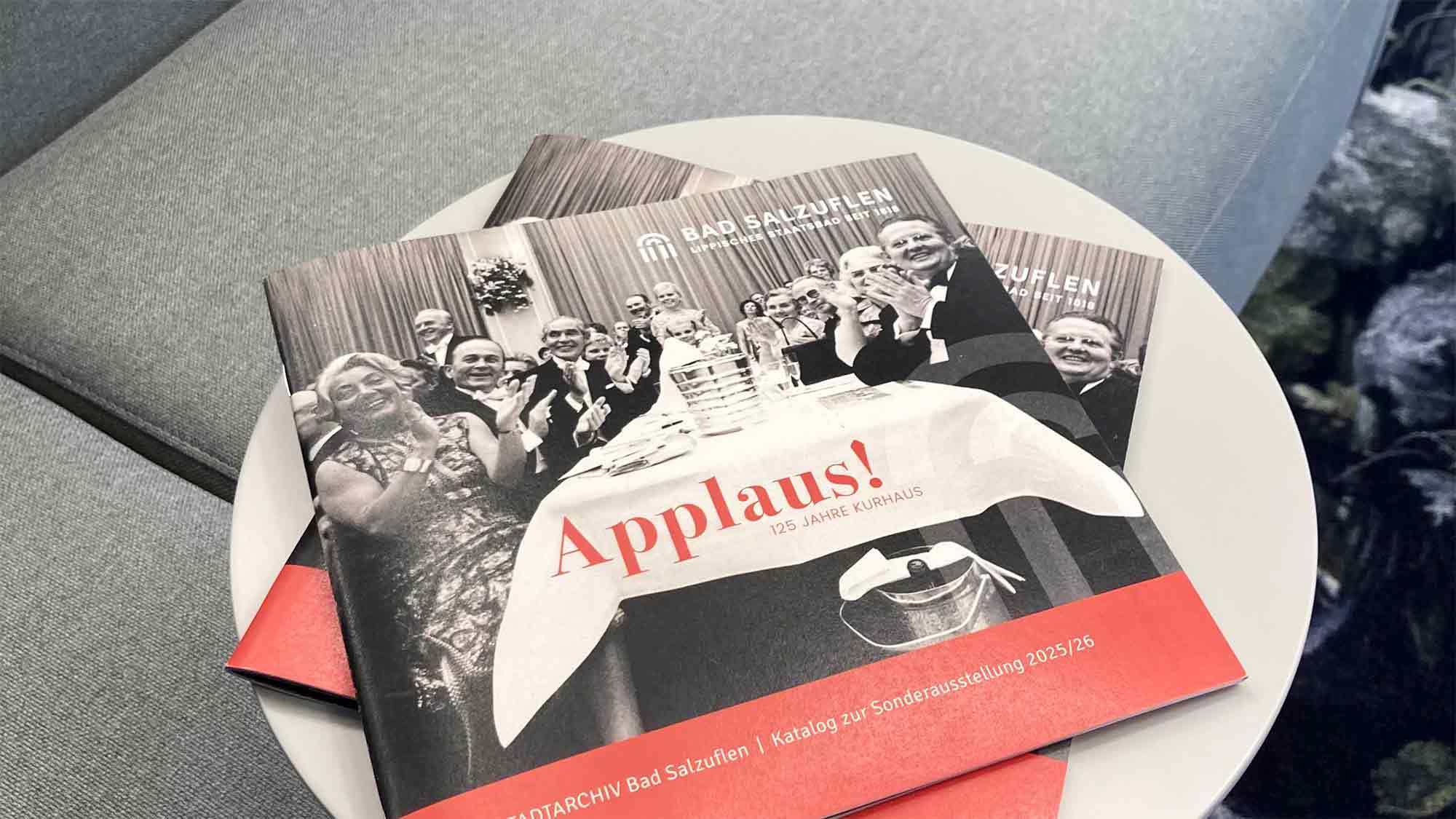 Neuer Katalog: »Applaus! 125 Jahre Kurhaus Bad Salzuflen« zur Sonderausstellung ist fertiggestellt Neuer Katalog: »Applaus! 125 Jahre Kurhaus Bad Salzuflen« zur Sonderausstellung ist fertiggestellt