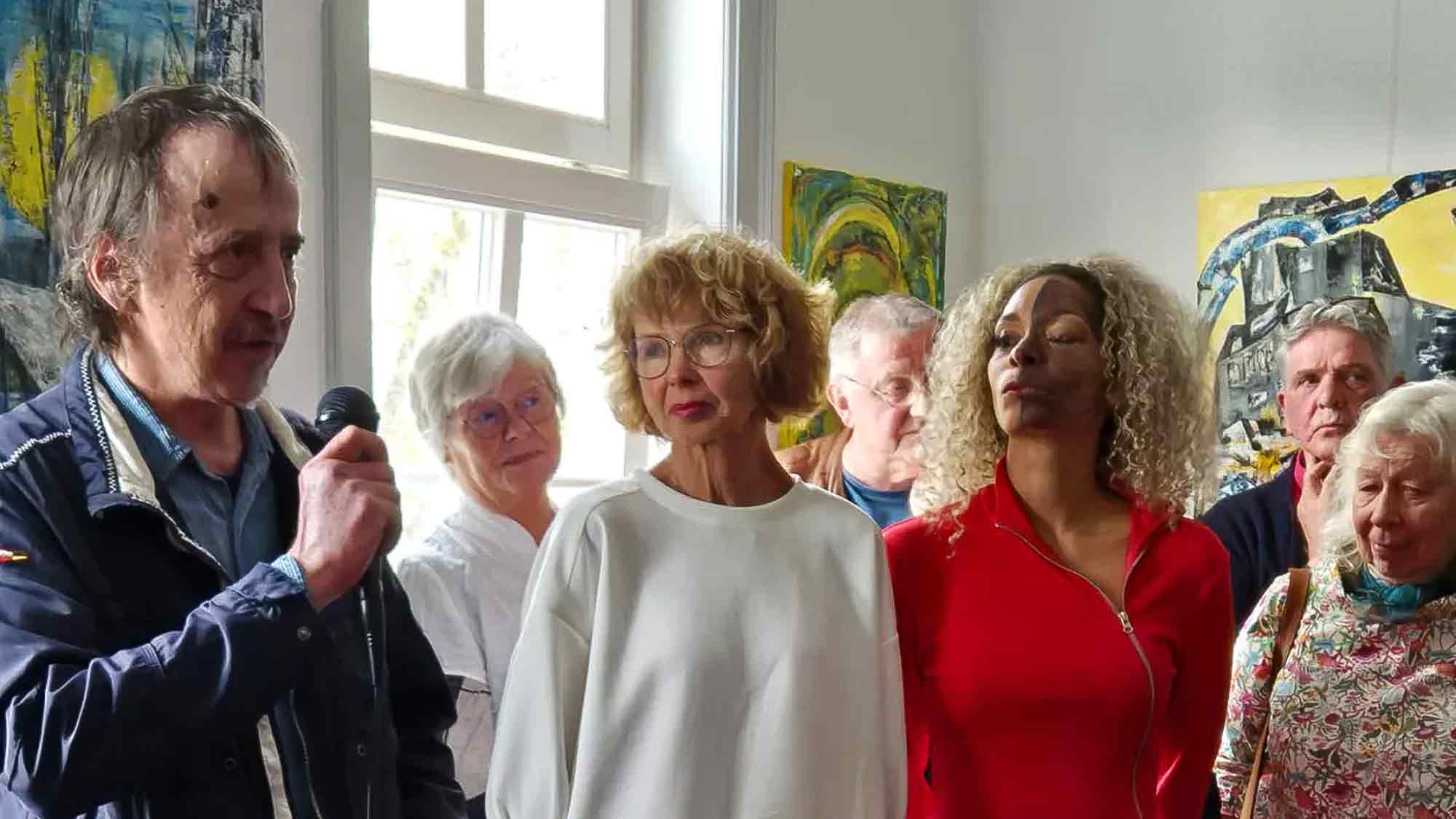 »Kontrastreich« begeistert zur Eröffnung – volles Haus und intensive Begegnungen »Kontrastreich« begeistert zur Eröffnung – volles Haus und intensive Begegnungen