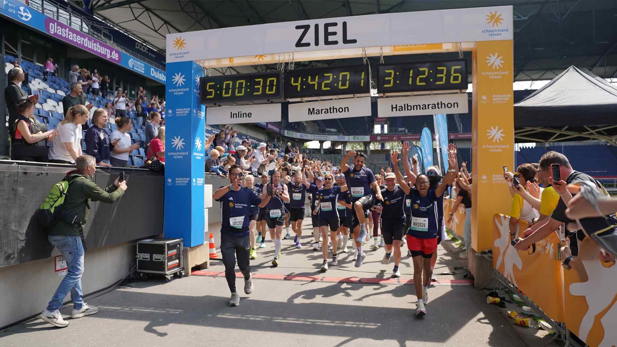Duisburg läuft Weltrekord – 42 Nationen im gemeinsamen Zieleinlauf beim &raquo;schauinsland reisen&laquo; Rhein Ruhr Marathon
