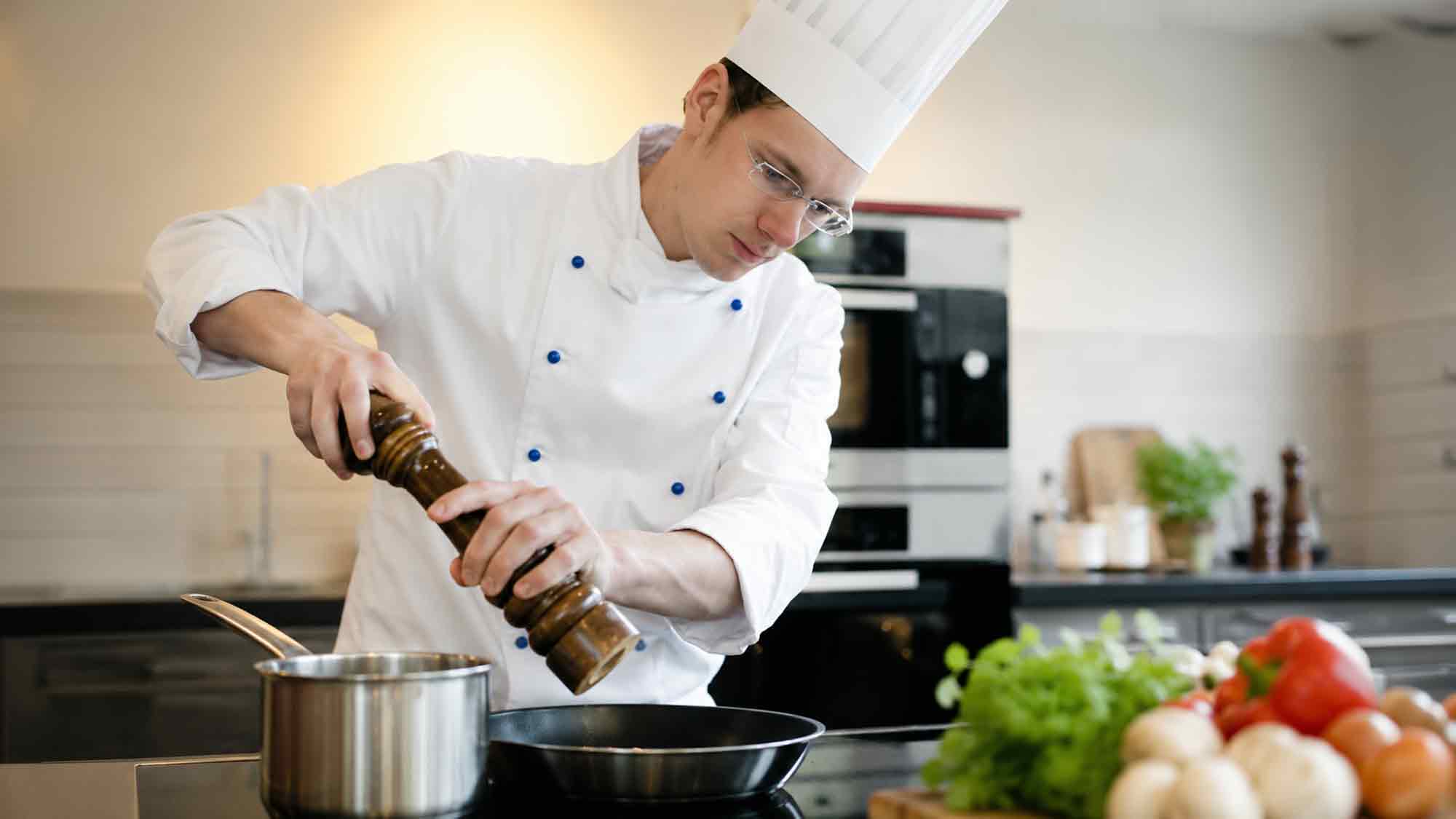 KWS History: Stadtgeschichte Gütersloh – Kochen als Erlebnis, die Genusswerkstatt im Parkhotel Gütersloh (2008) KWS History: Stadtgeschichte Gütersloh – Kochen als Erlebnis, die Genusswerkstatt im Parkhotel Gütersloh (2008)