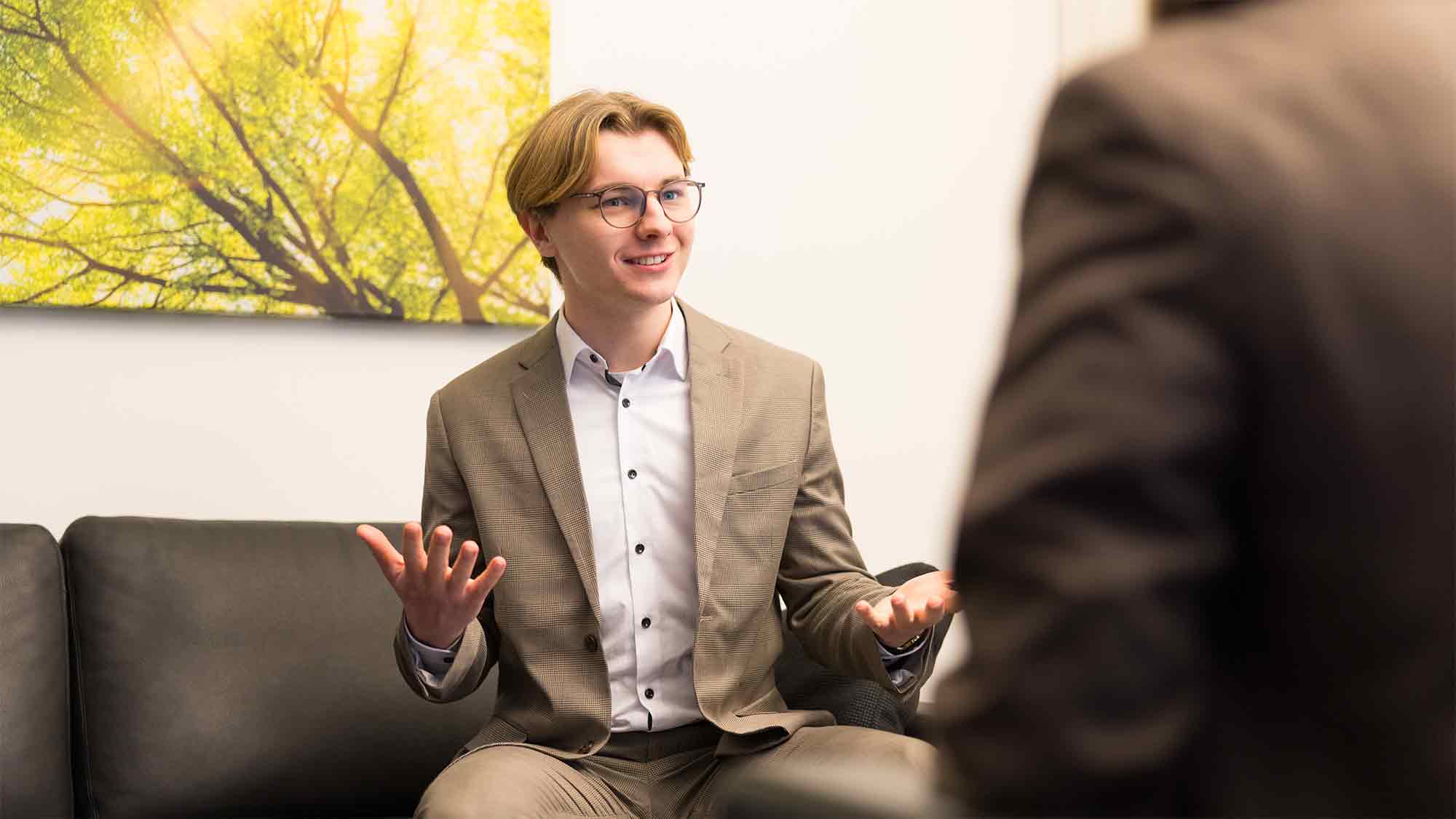 Anzeige: Warum wir über Geld reden sollten? Damit aus kleinen Beträgen einmal etwas Großes wachsen kann. Anzeige: Warum wir über Geld reden sollten? Damit aus kleinen Beträgen einmal etwas Großes wachsen kann.