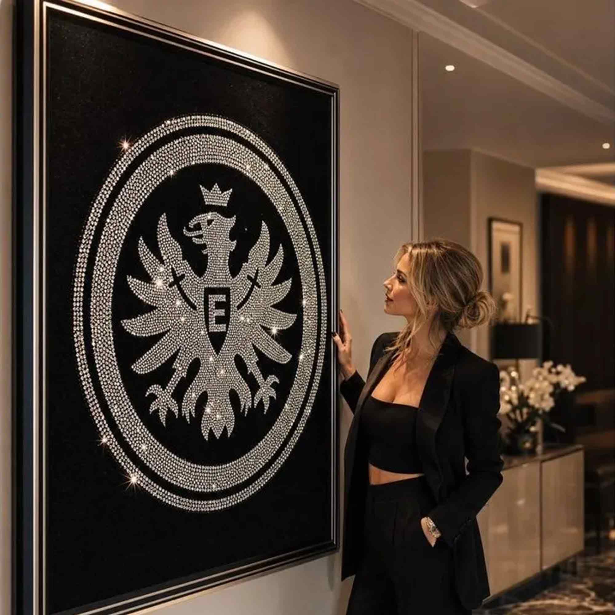 Funkelnde Vereinsliebe mit Lizenz: Niko Iordanov erschafft Eintracht Adler aus zehntausenden Kristallen