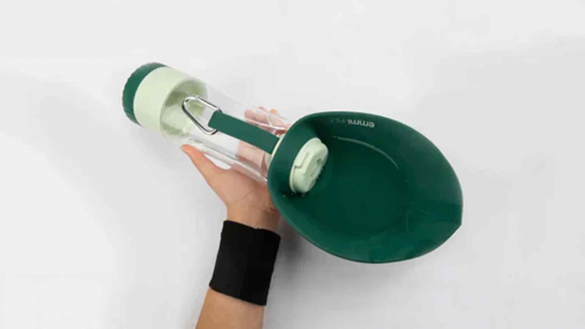 Wasser und Futter immer dabei: Die »emmi pet« Hundetrinkflasche »2 in 1« für alle Abenteuer mit Deinem Hund Wasser und Futter immer dabei: Die »emmi pet« Hundetrinkflasche »2 in 1« für alle Abenteuer mit Deinem Hund