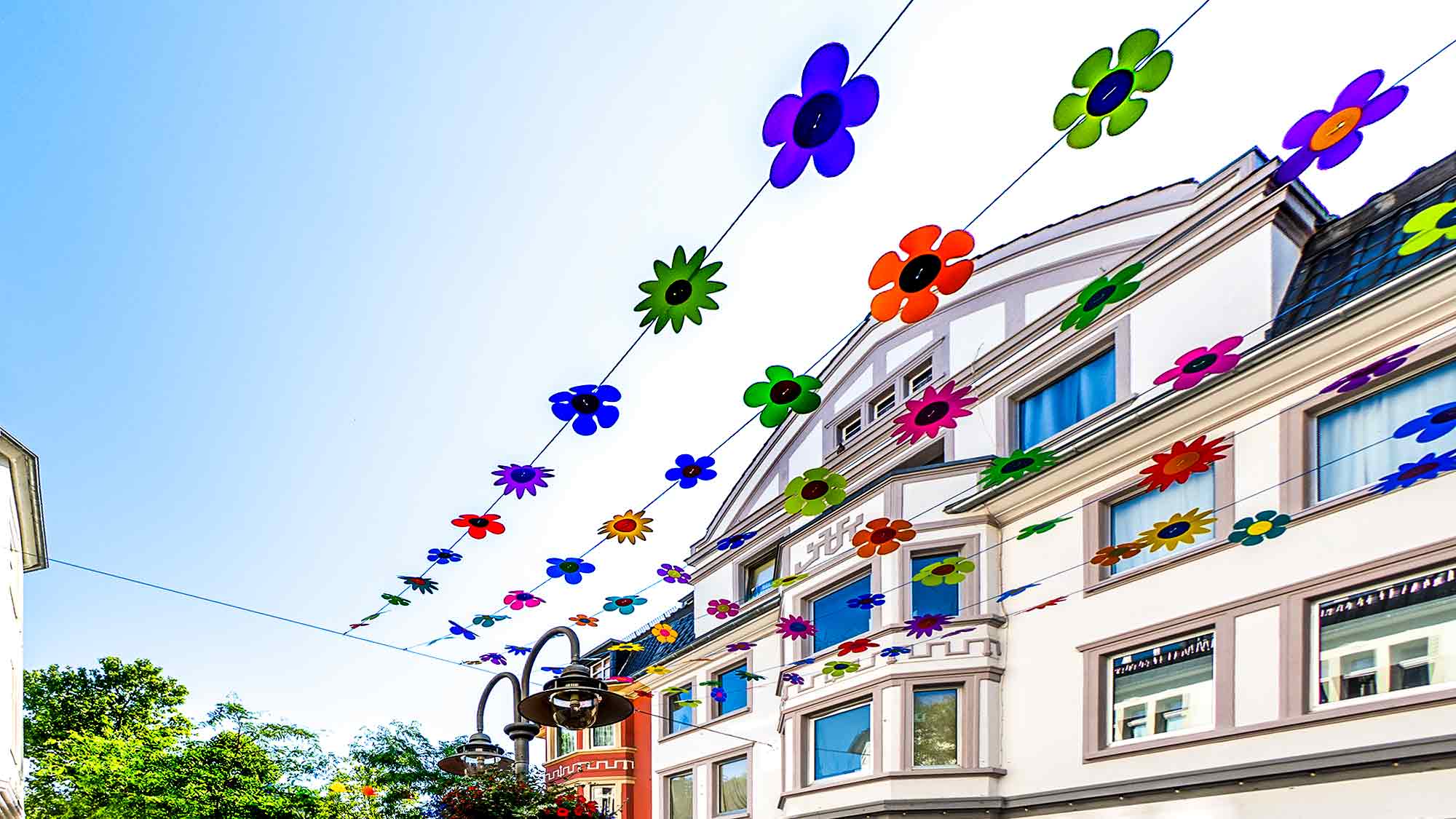 NOW Commons: Fußgängerzone Mittlere Berliner Straße – die Prilblumen Deko hängt wieder (Sommer 2026) NOW Commons: Fußgängerzone Mittlere Berliner Straße – die Prilblumen Deko hängt wieder (Sommer 2026)